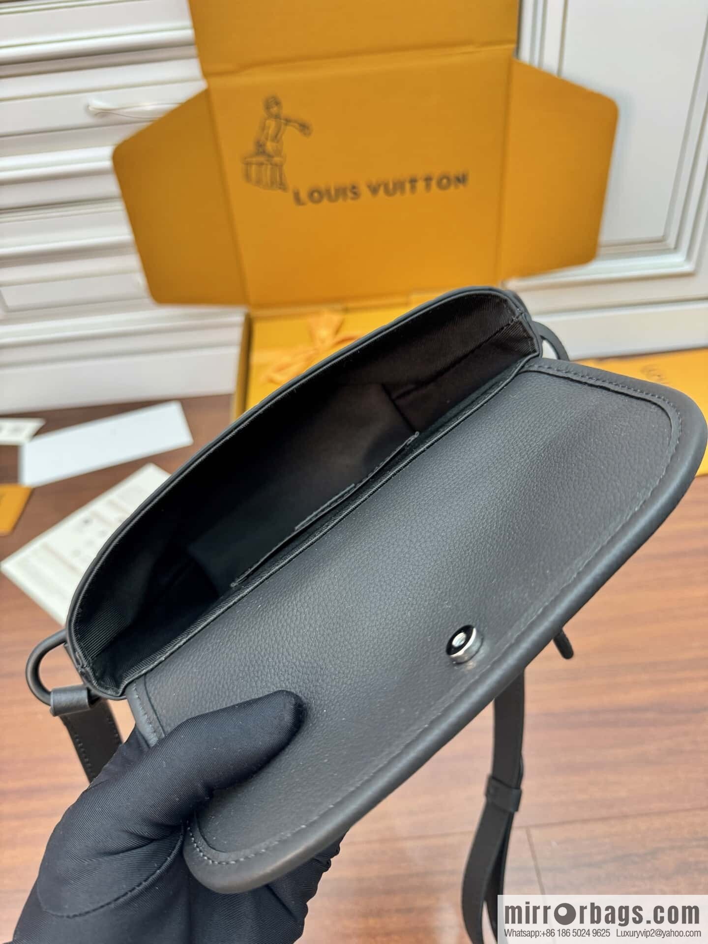 LV M12636 Pulse Wearable Wallet