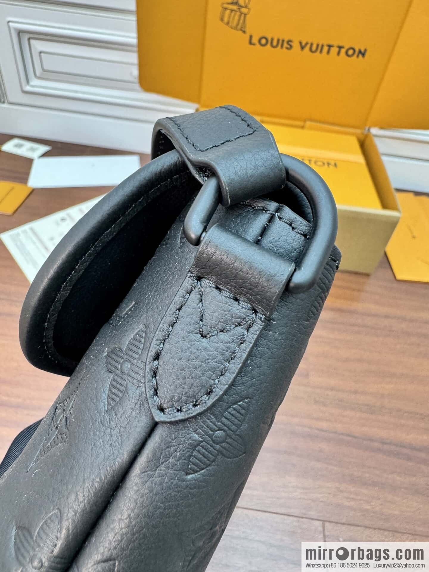 LV M12636 Pulse Wearable Wallet