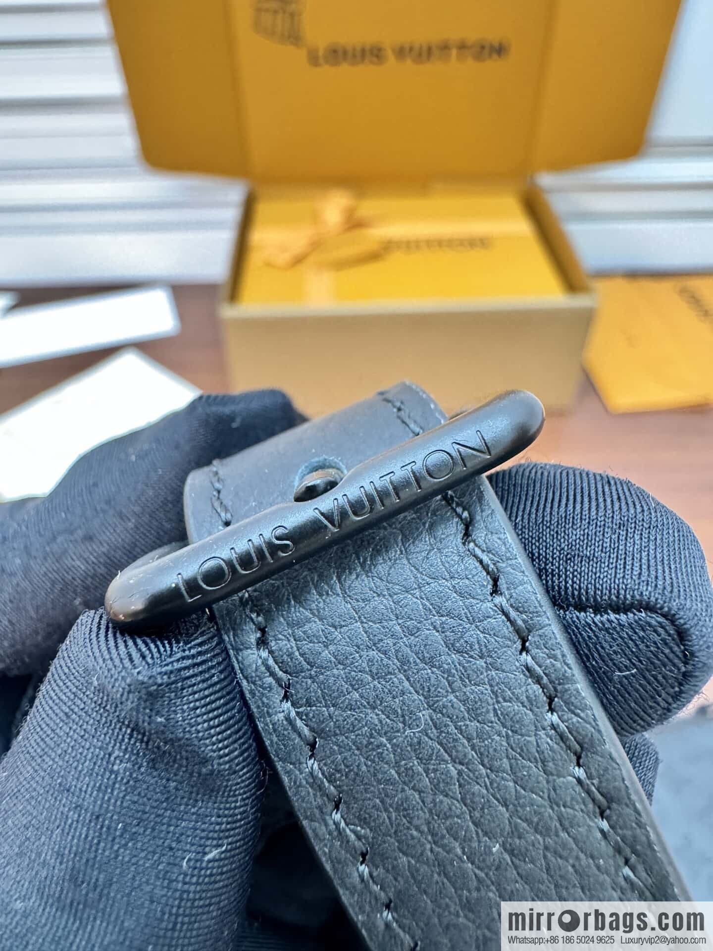 LV M12636 Pulse Wearable Wallet