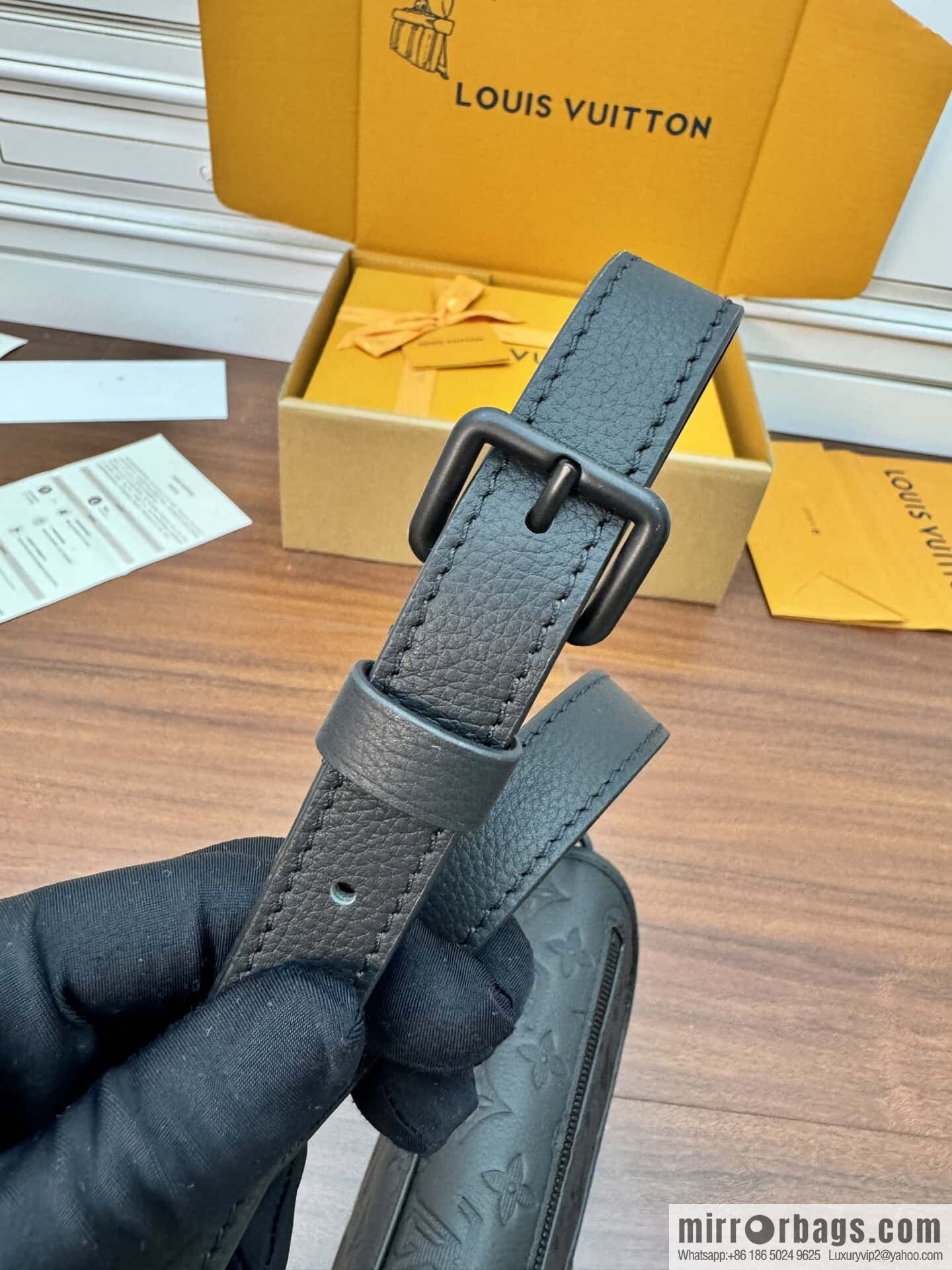 LV M12636 Pulse Wearable Wallet