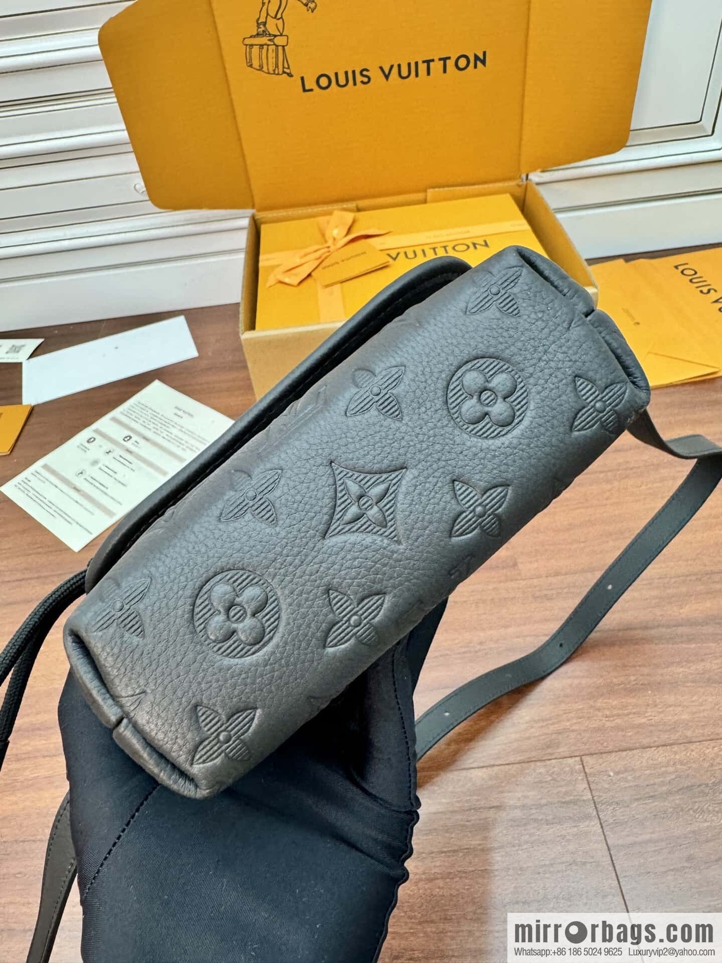 LV M12636 Pulse Wearable Wallet