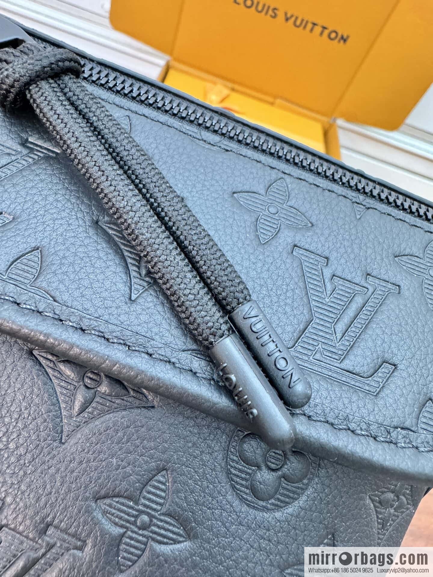 LV M12636 Pulse Wearable Wallet