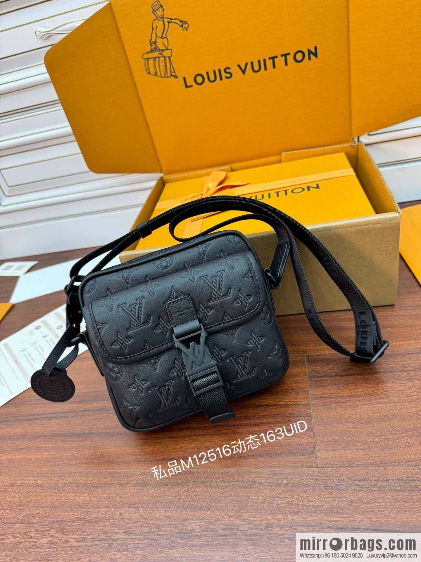 LV M12516 Getaway Messenger