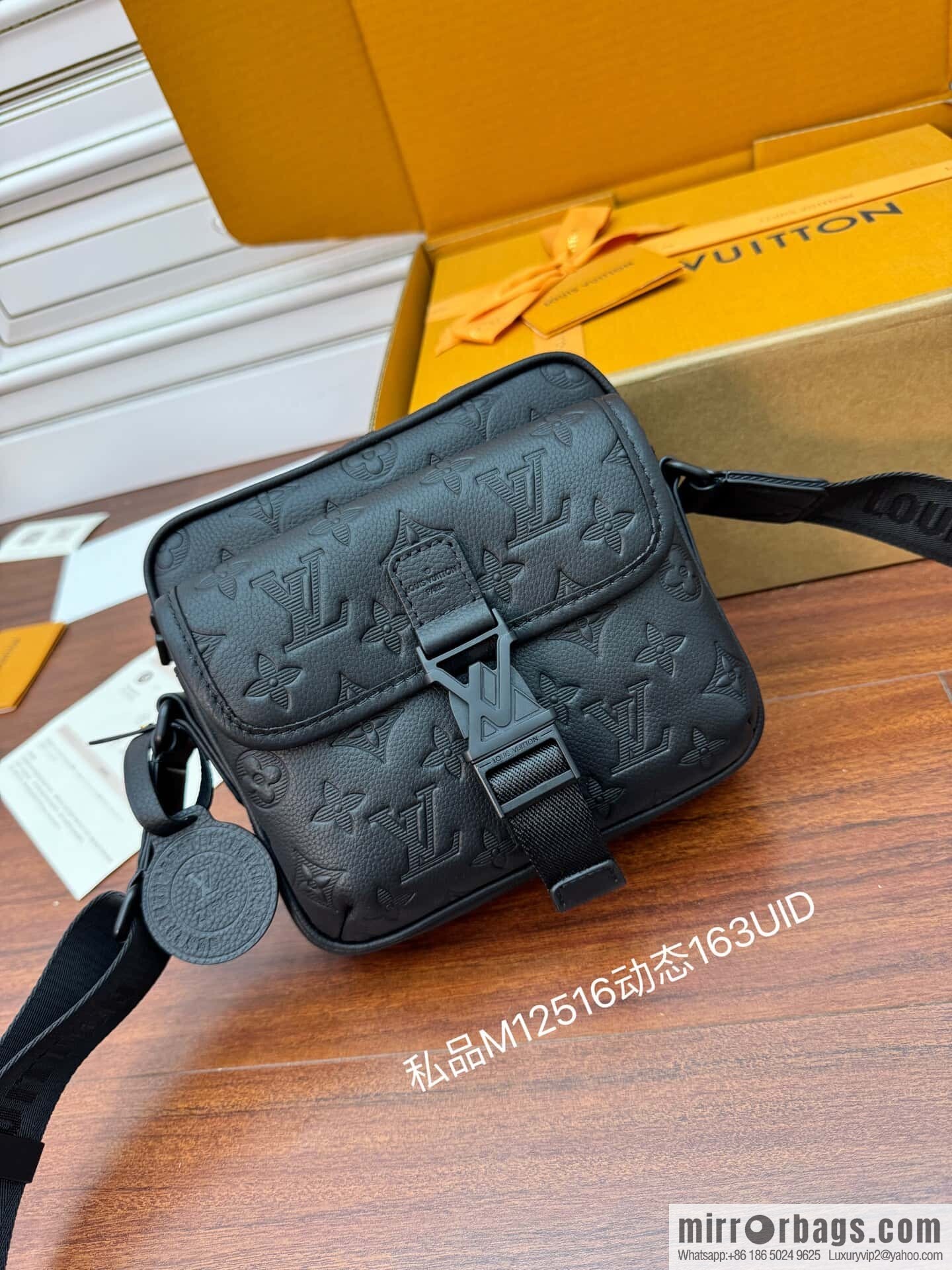 LV M12516 Getaway Messenger