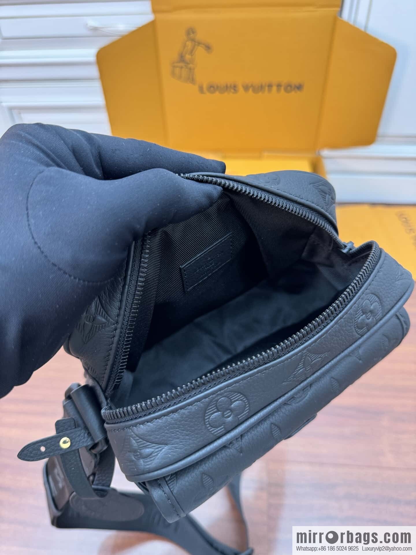 LV M12516 Getaway Messenger