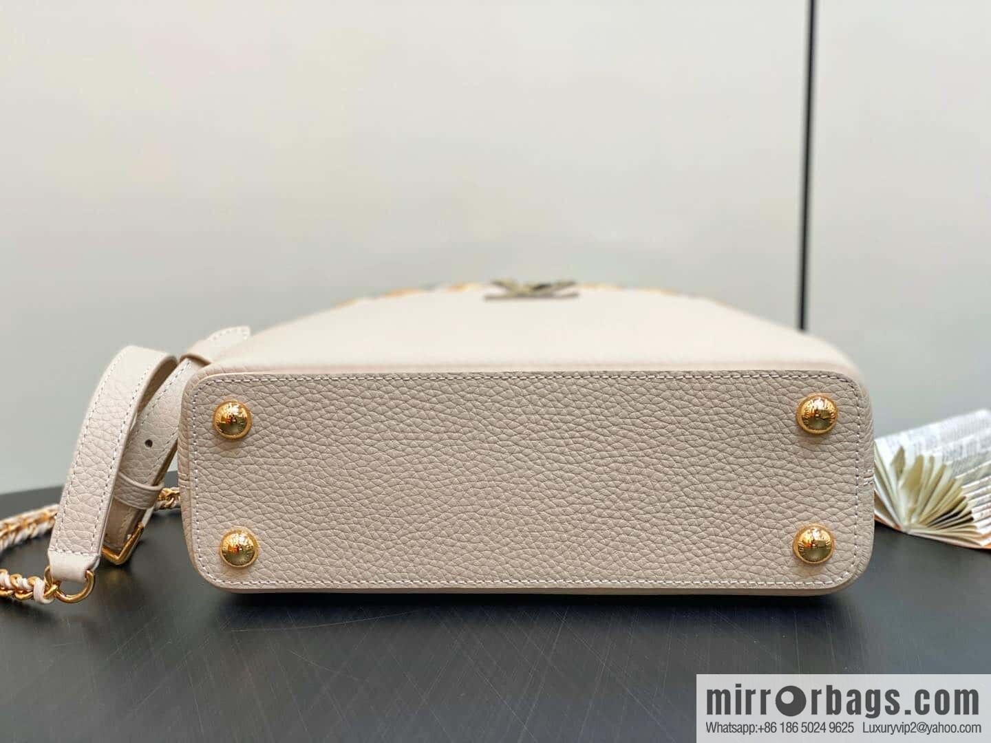 [Boutique‑grade] M12751 rice white full leather rhombus model, full leather cap that English series, this Capucines small handbag