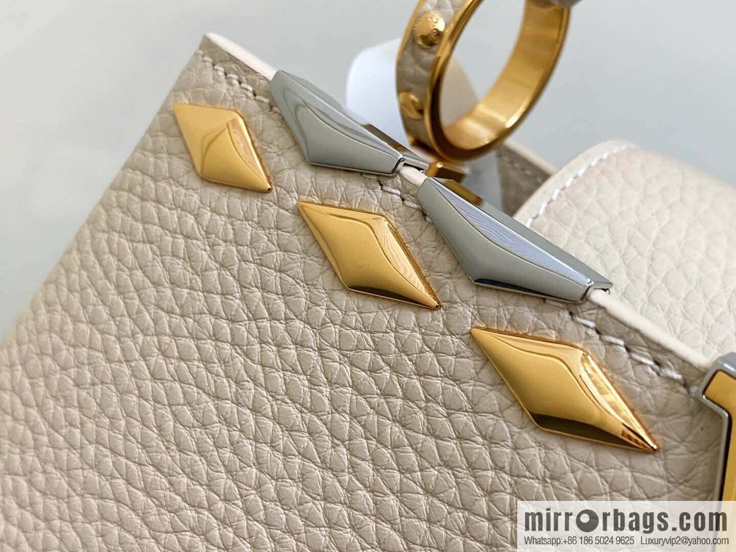 [Boutique‑grade] M12751 rice white full leather rhombus model, full leather cap that English series, this Capucines small handbag