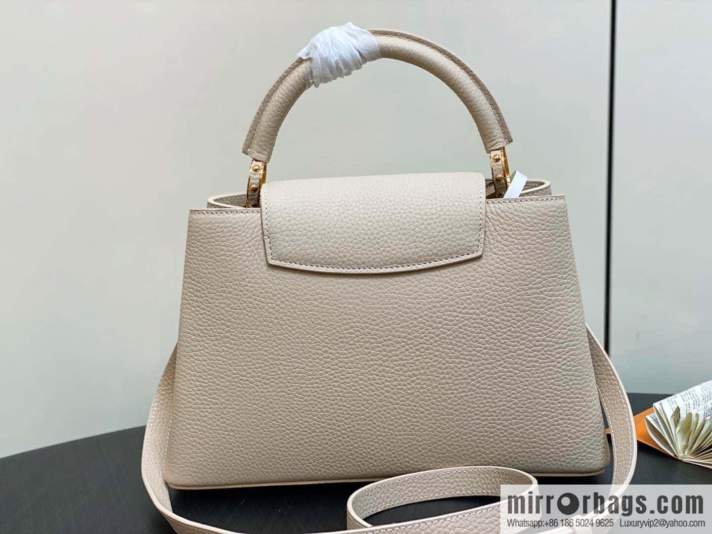 [Boutique‑grade] M12751 rice white full leather rhombus model, full leather cap that English series, this Capucines medium handbag