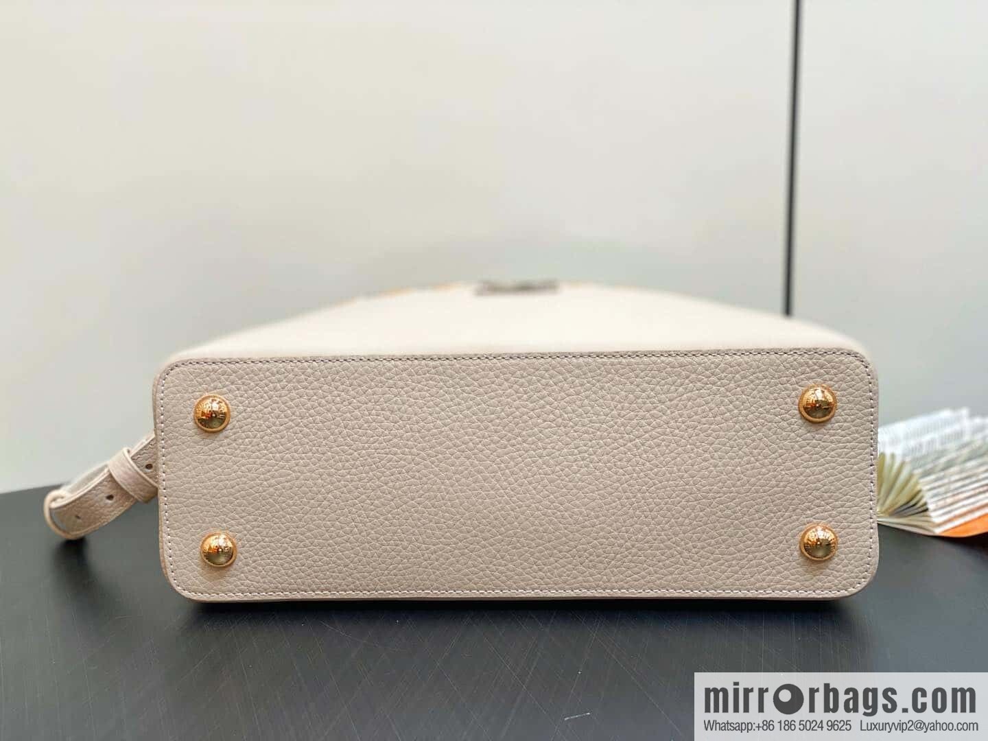 [Boutique‑grade] M12751 rice white full leather rhombus model, full leather cap that English series, this Capucines medium handbag