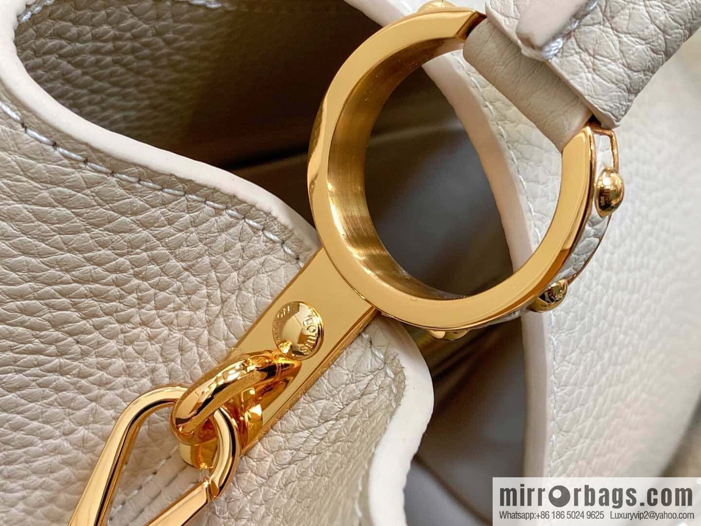 [Boutique‑grade] M12751 rice white full leather rhombus model, full leather cap that English series, this Capucines medium handbag