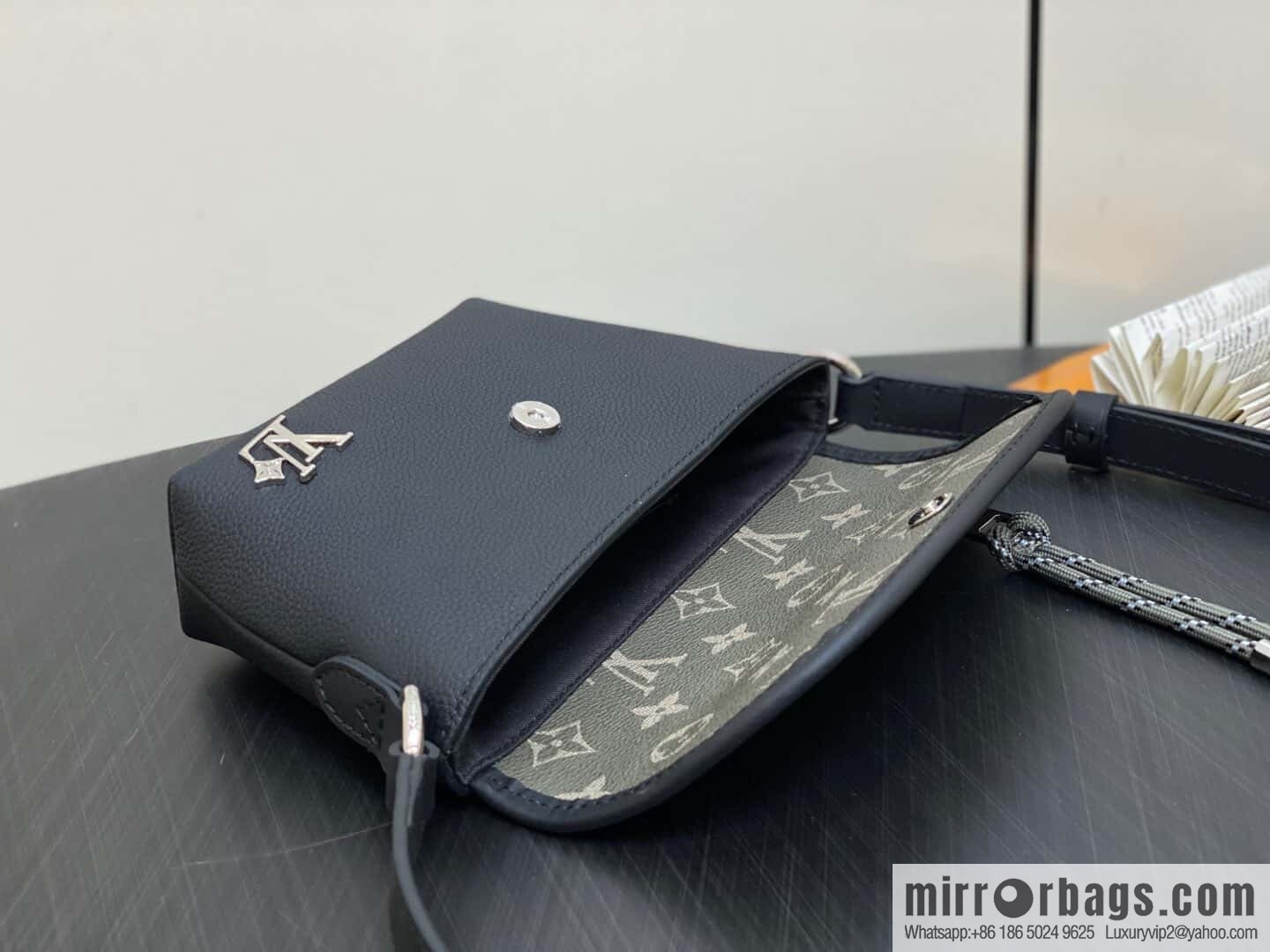 [Boutique‑grade] M12618 green flower, men's bag messenger bag series Pulse mini handbag