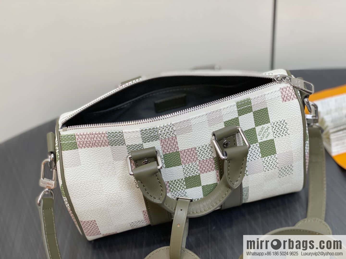 [Premium‑quality] M00105 green gradual change grid, men's bag pillow bag speedy series, this Keepall 25 handbag