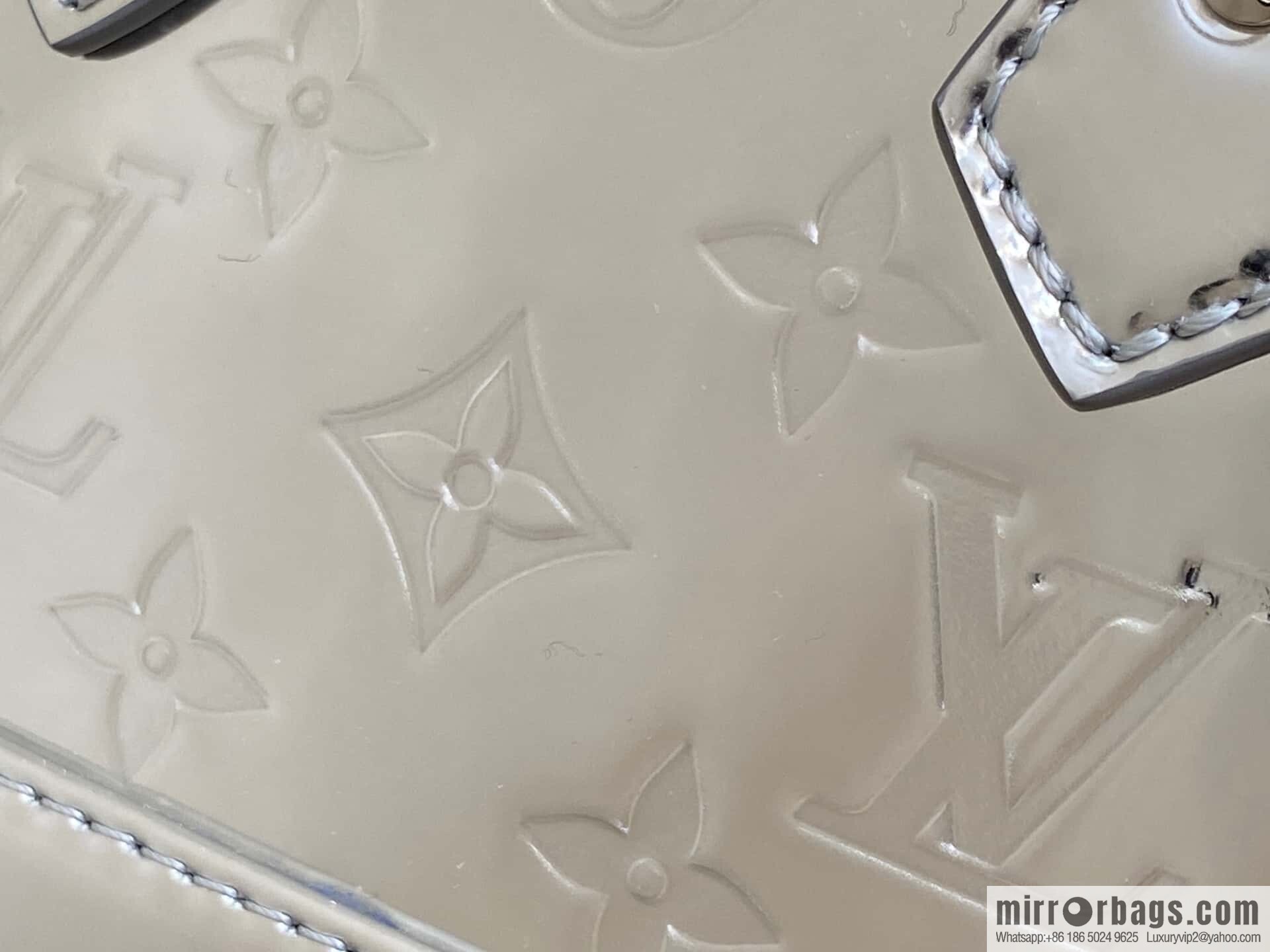 [Boutique‑grade] M81945 silver patent leather, water ripple shell bag series NANO ALMA handbag M82682 M82411