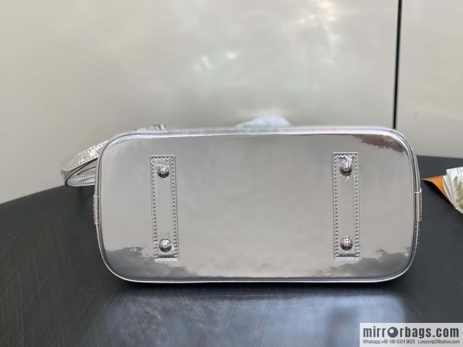 [Boutique‑grade] M40301 silver patent leather, shell bag series alma medium handbag