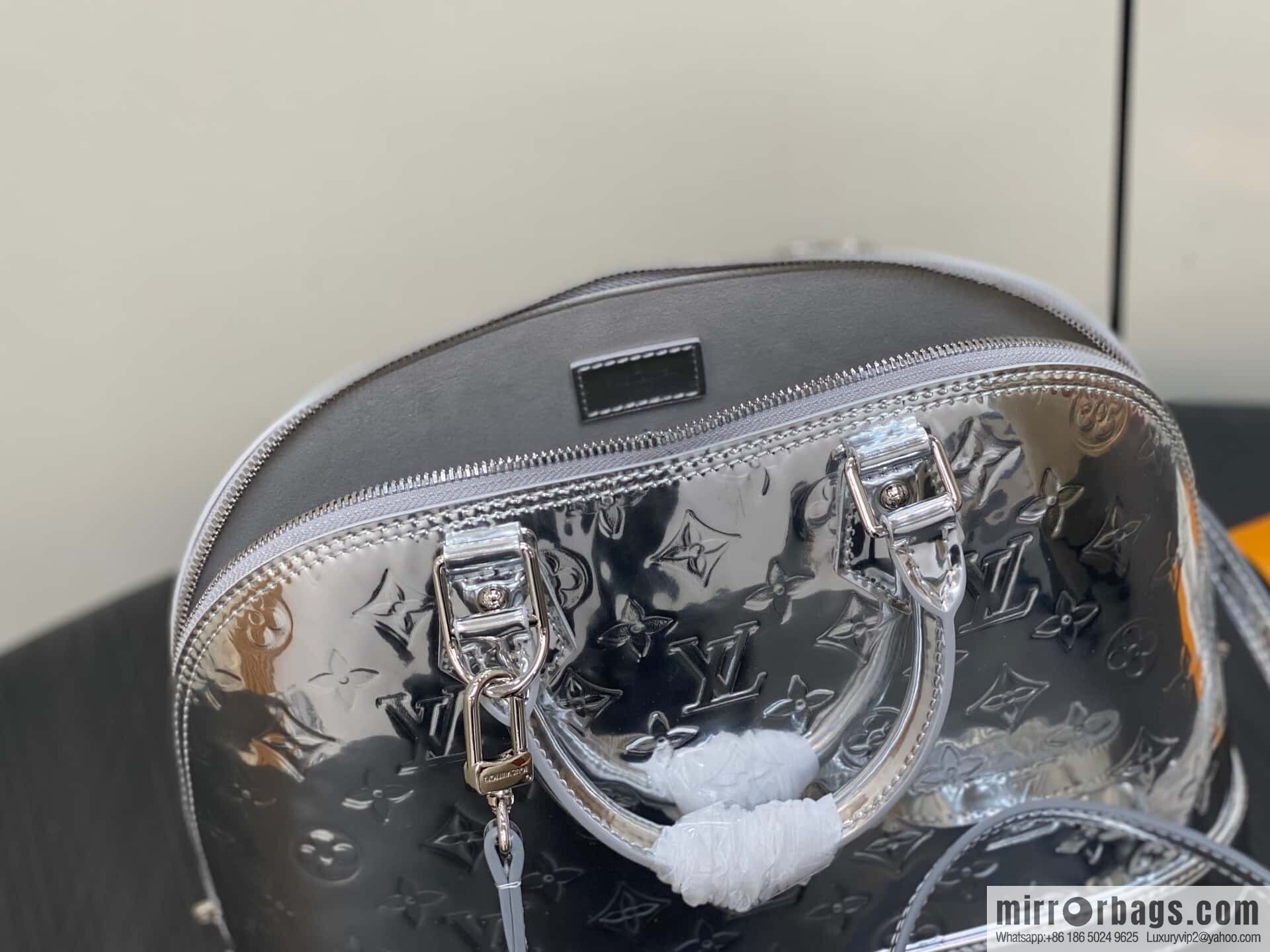 [Boutique‑grade] M40301 silver patent leather, shell bag series alma medium handbag