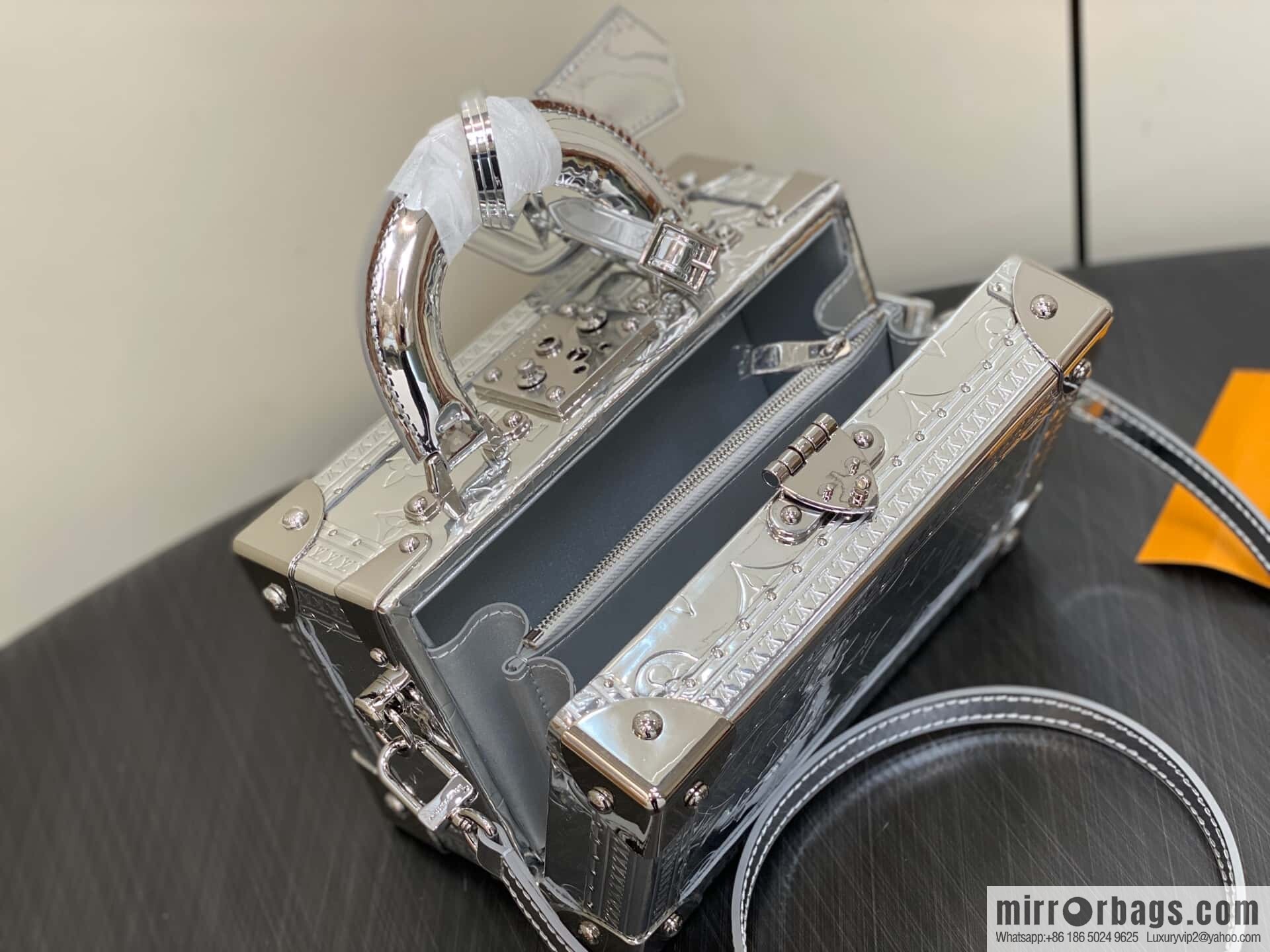 [Boutique‑grade] M45673 silver patent leather, box bag box series Coffret Trésor 20 hard case, in the 2021 spring and summer series