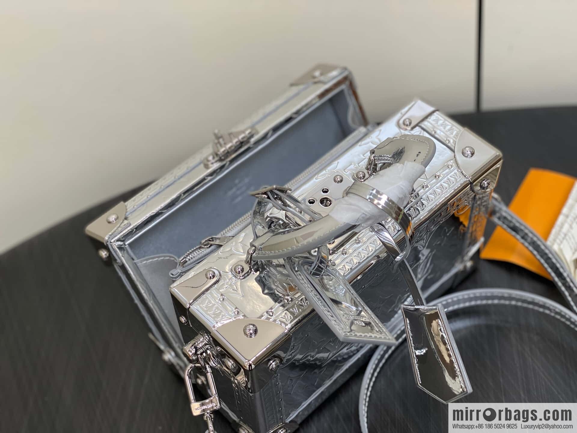 [Boutique‑grade] M45673 silver patent leather, box bag box series Coffret Trésor 20 hard case, in the 2021 spring and summer series