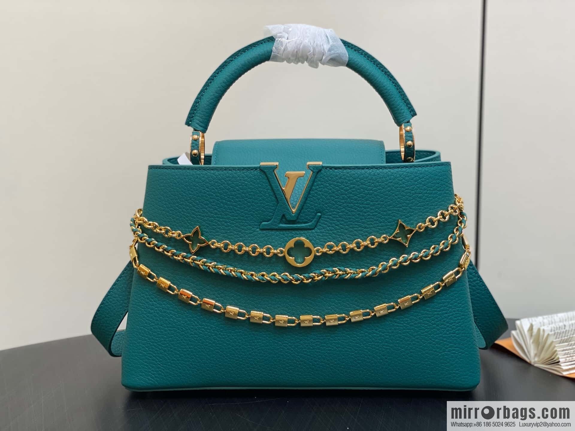 [Boutique‑grade] M11906 green, full leather cap, English style, this Capucines medium handbag.