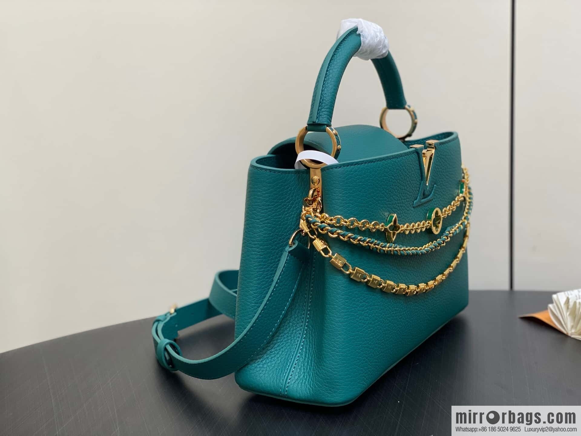 [Boutique‑grade] M11906 green, full leather cap, English style, this Capucines medium handbag.