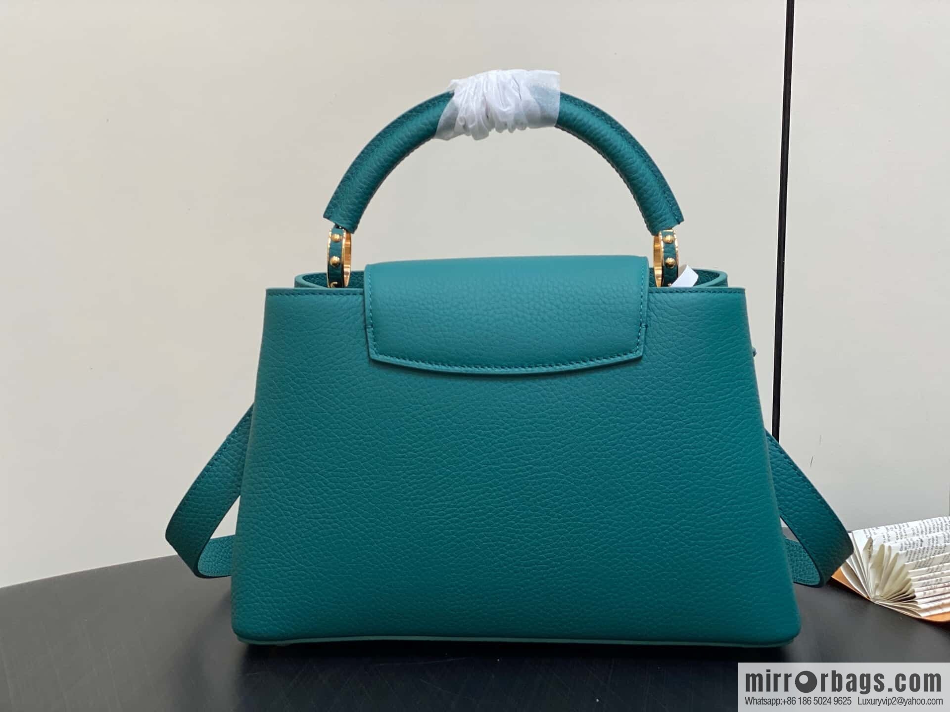 [Boutique‑grade] M11906 green, full leather cap, English style, this Capucines medium handbag.