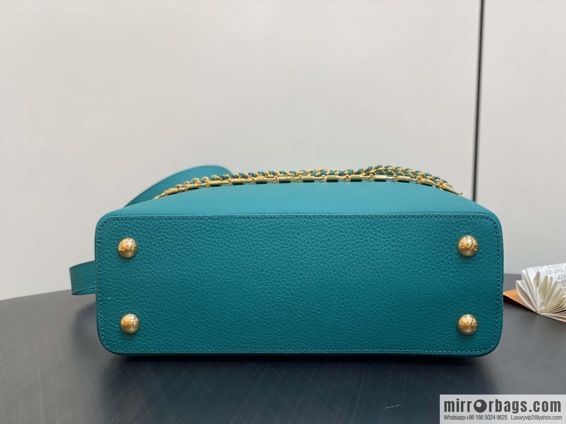 [Boutique‑grade] M11906 green, full leather cap, English style, this Capucines medium handbag.