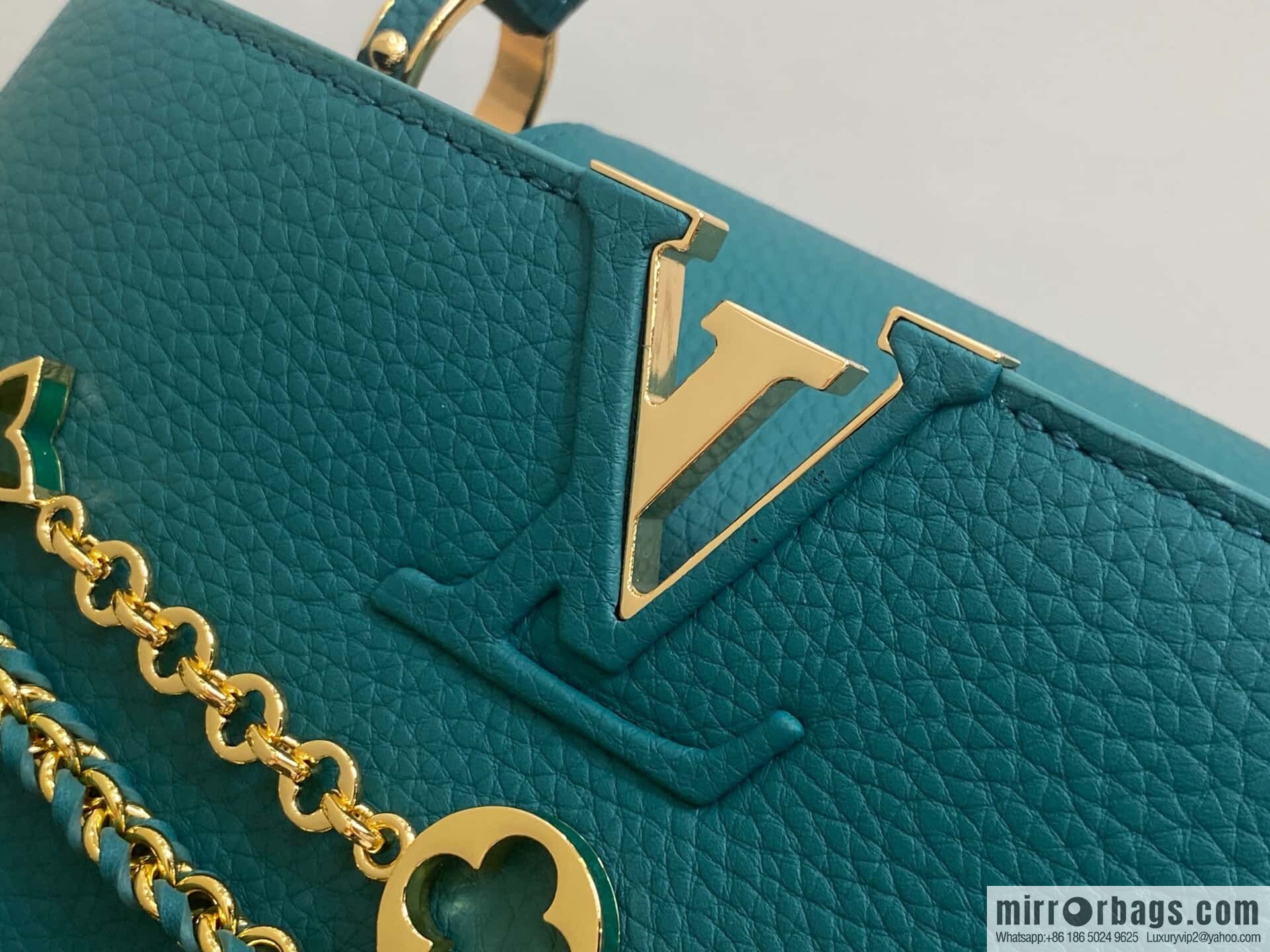 [Boutique‑grade] M11906 green, full leather cap, English style, this Capucines medium handbag.