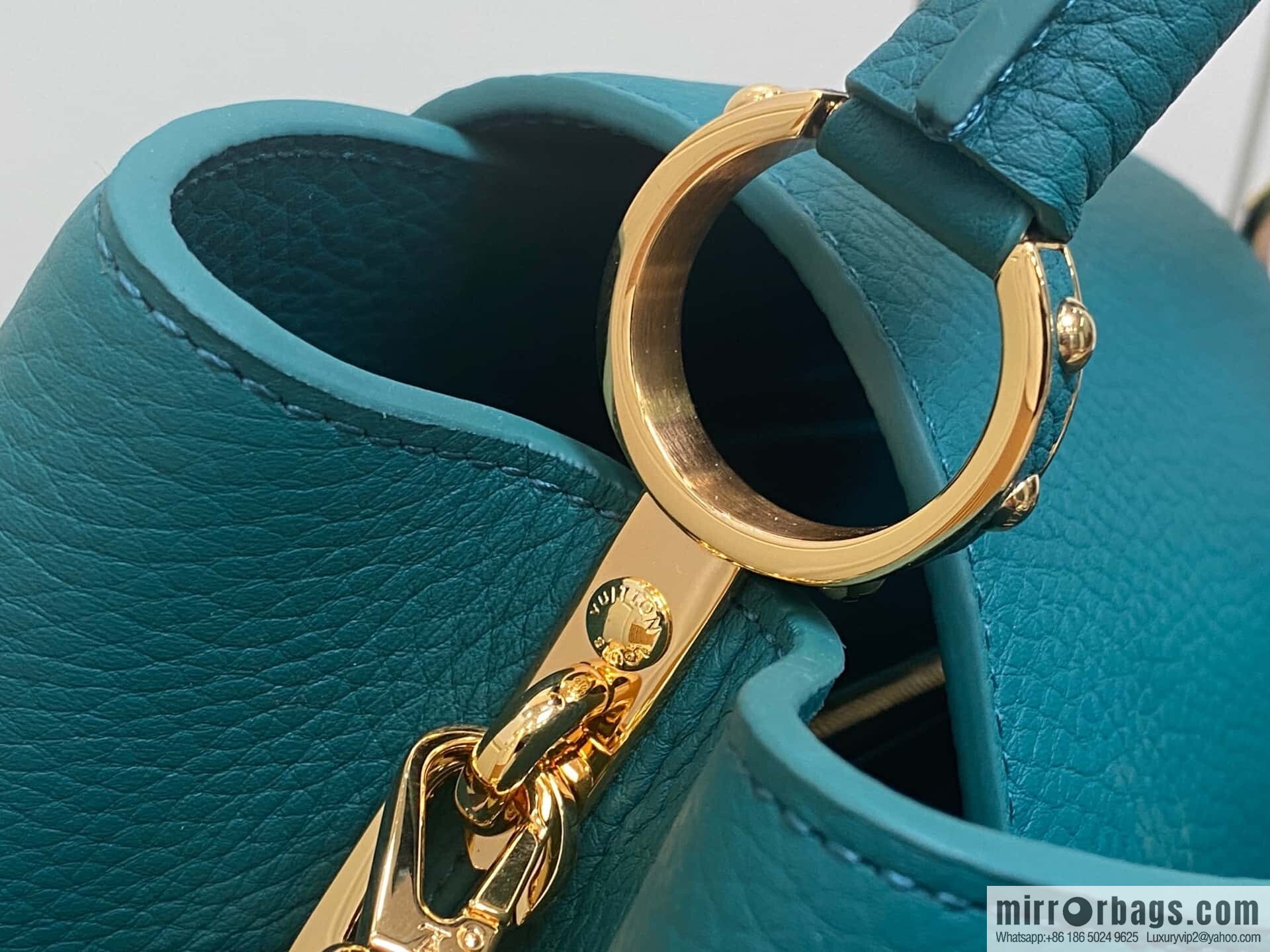 [Boutique‑grade] M11906 green, full leather cap, English style, this Capucines medium handbag.