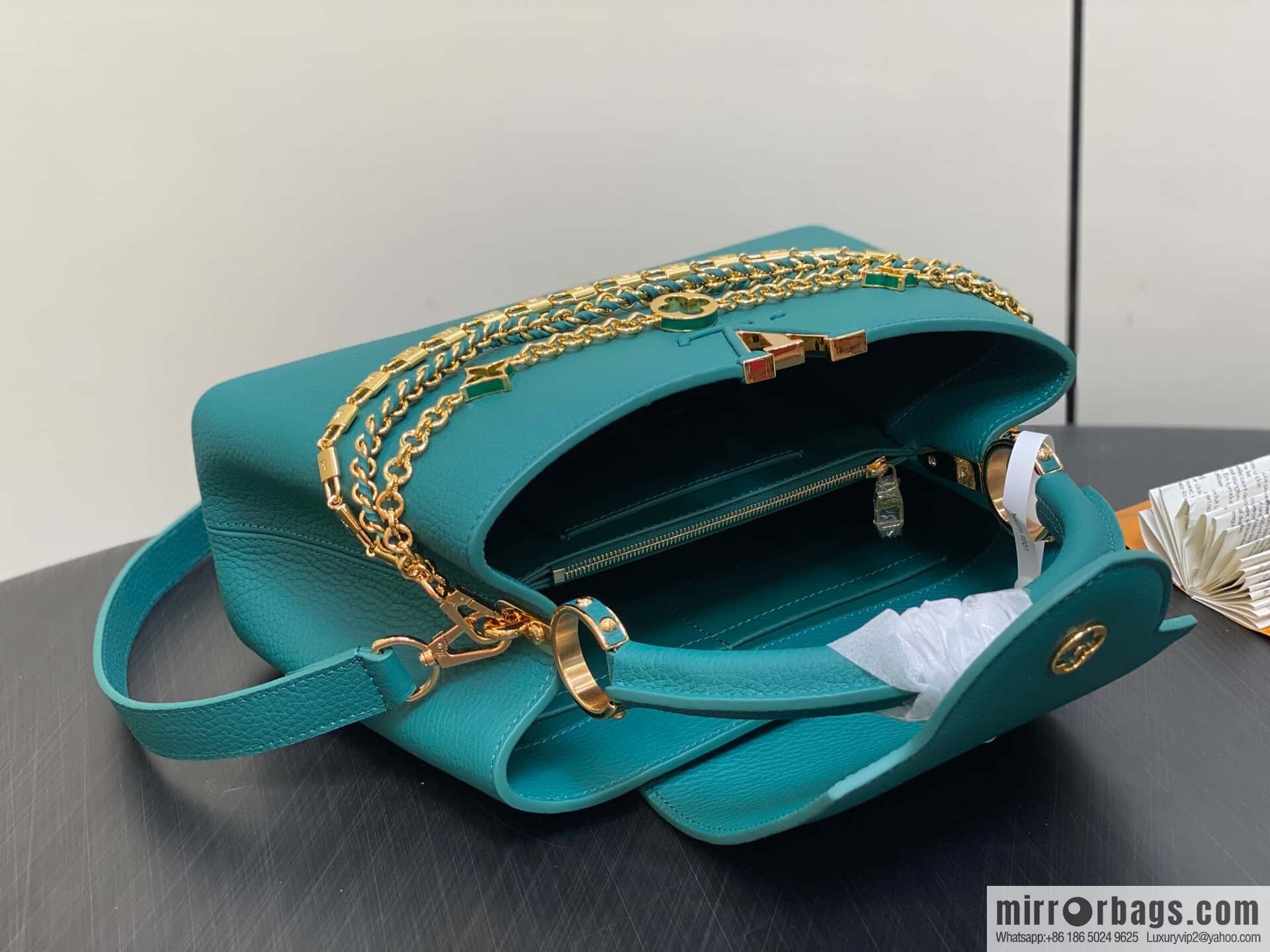 [Boutique‑grade] M11906 green, full leather cap, English style, this Capucines medium handbag.