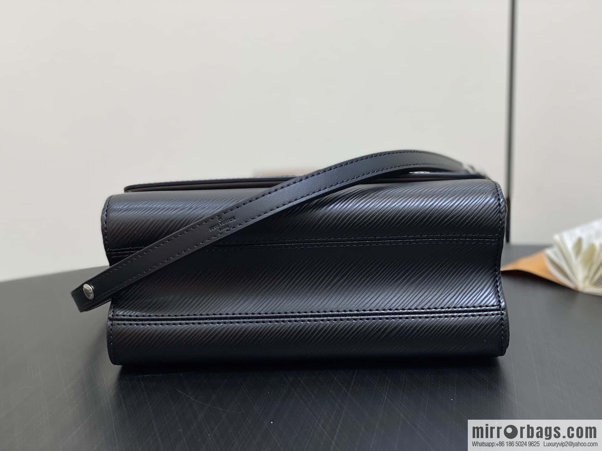 [Boutique‑grade] M50282 black letters, water ripple chain bag, this Twist MM handbag.