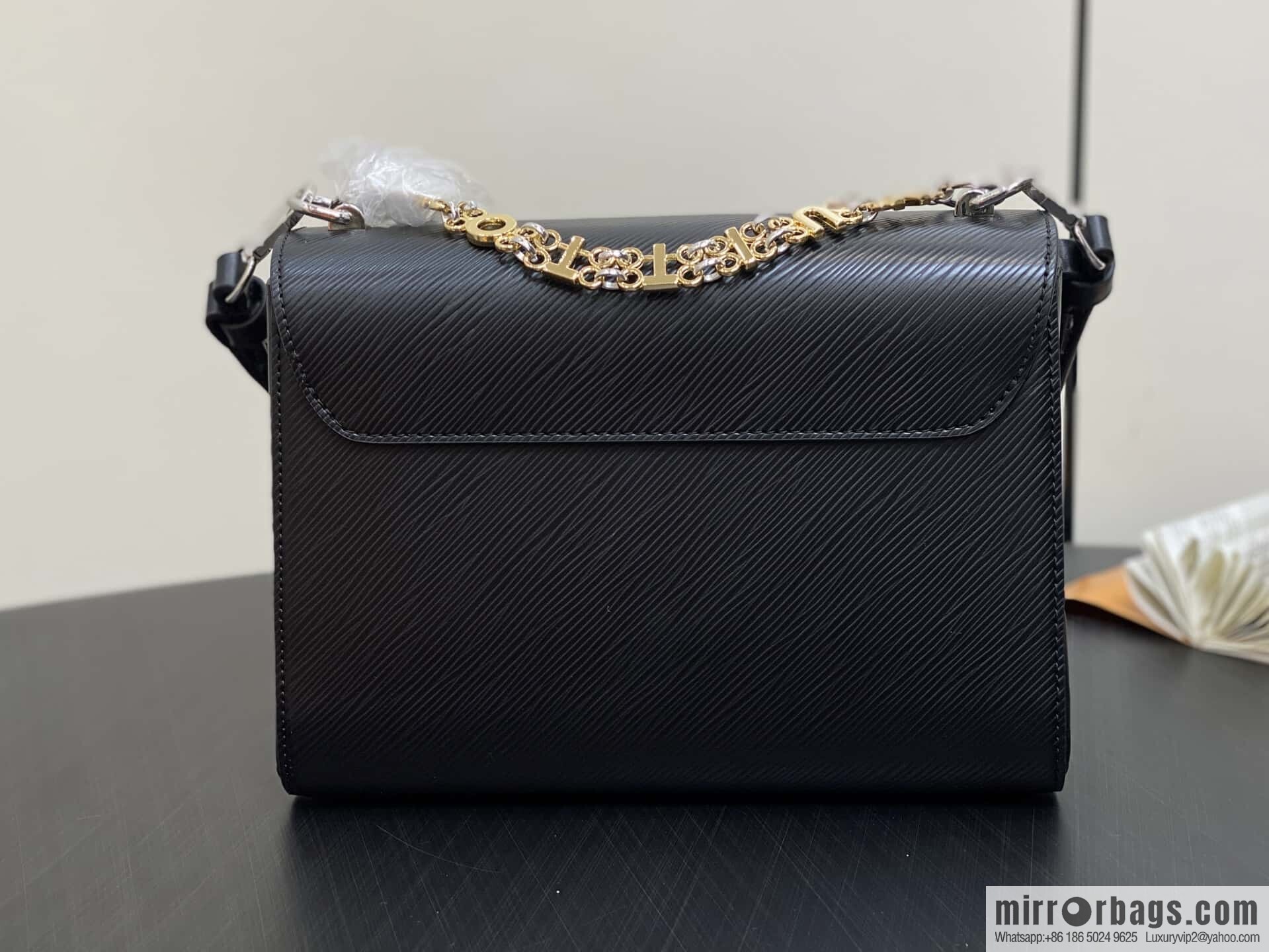 [Boutique‑grade] M50282 black letters, water ripple chain bag, this Twist MM handbag.