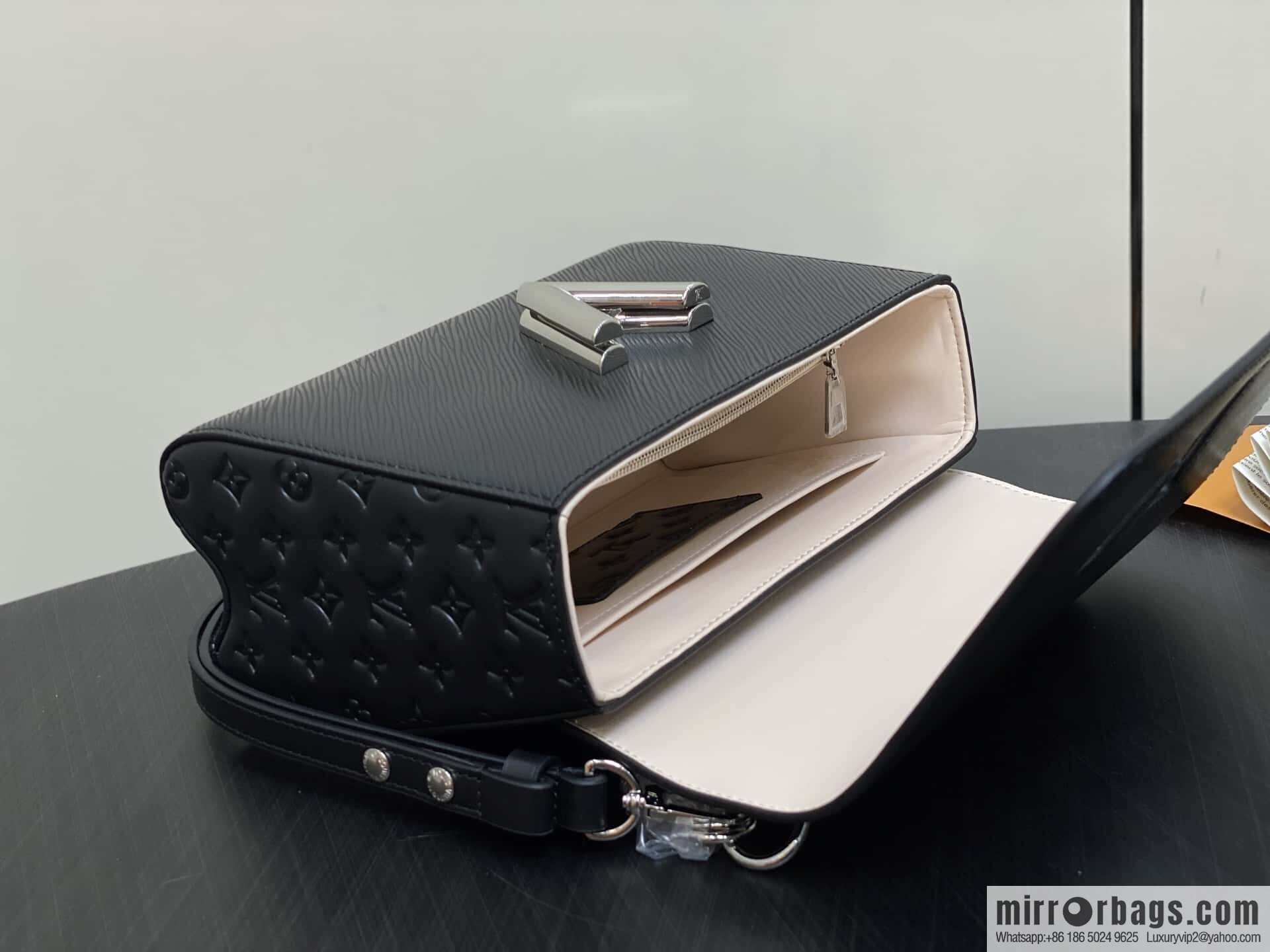 [Boutique‑grade] M50282 black letters, water ripple chain bag, this Twist MM handbag.