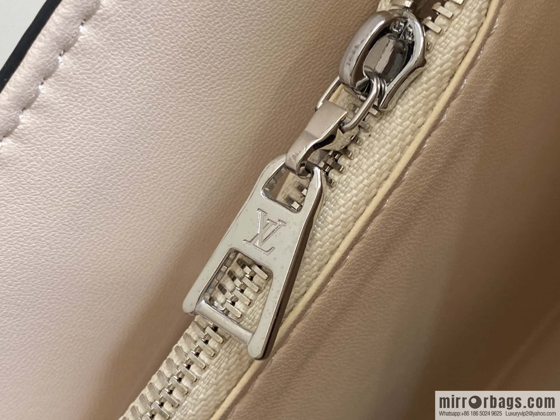 [Boutique‑grade] M50282 black letters, water ripple chain bag, this Twist MM handbag.