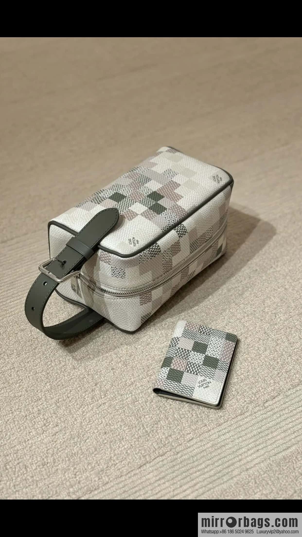 [Boutique‑grade] M00112 cosmetic bag, toilet bag, special model for the Year of the Snake, this Locker Dopp Kit toilet bag.