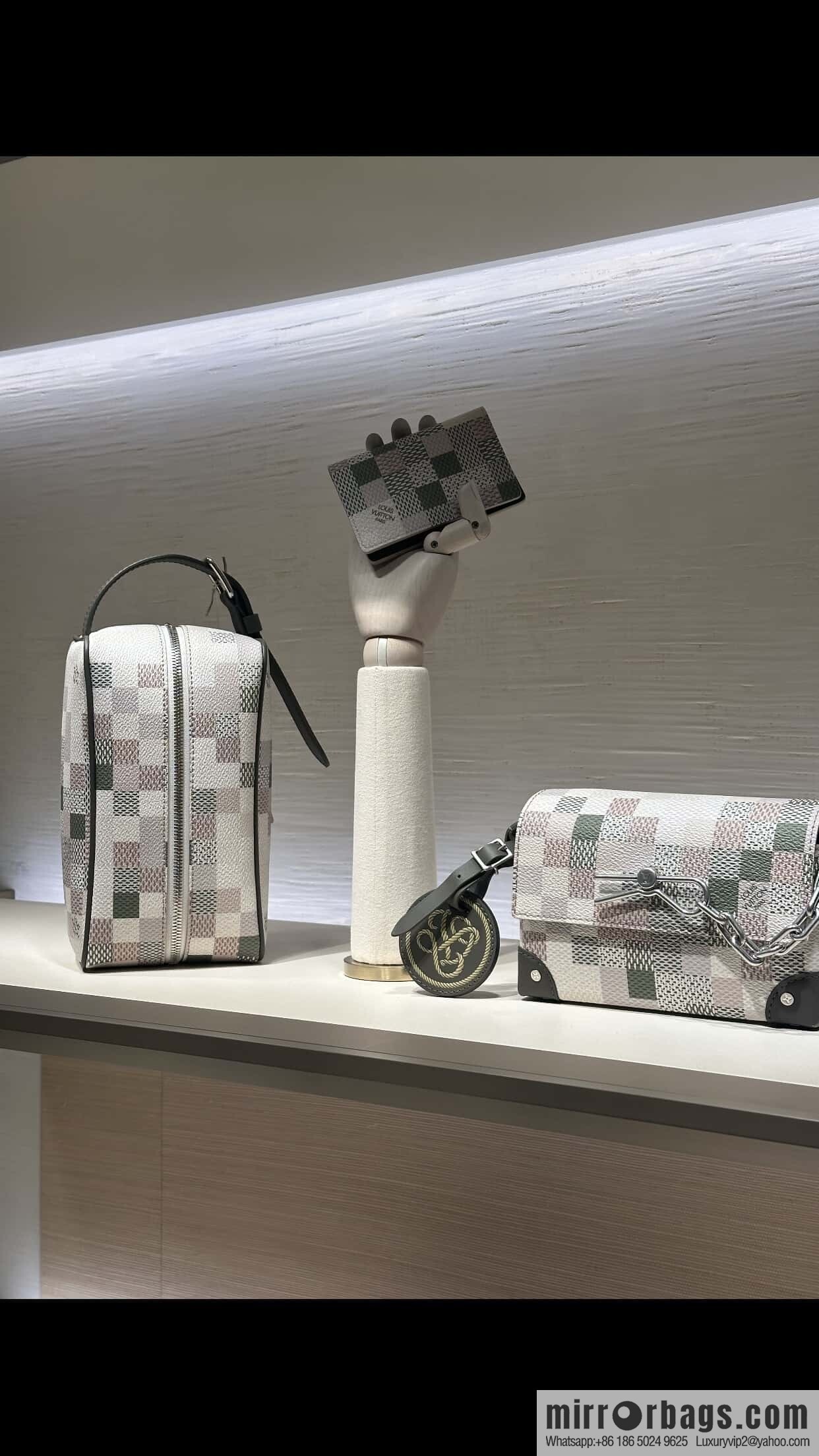 [Boutique‑grade] M00112 cosmetic bag, toilet bag, special model for the Year of the Snake, this Locker Dopp Kit toilet bag.