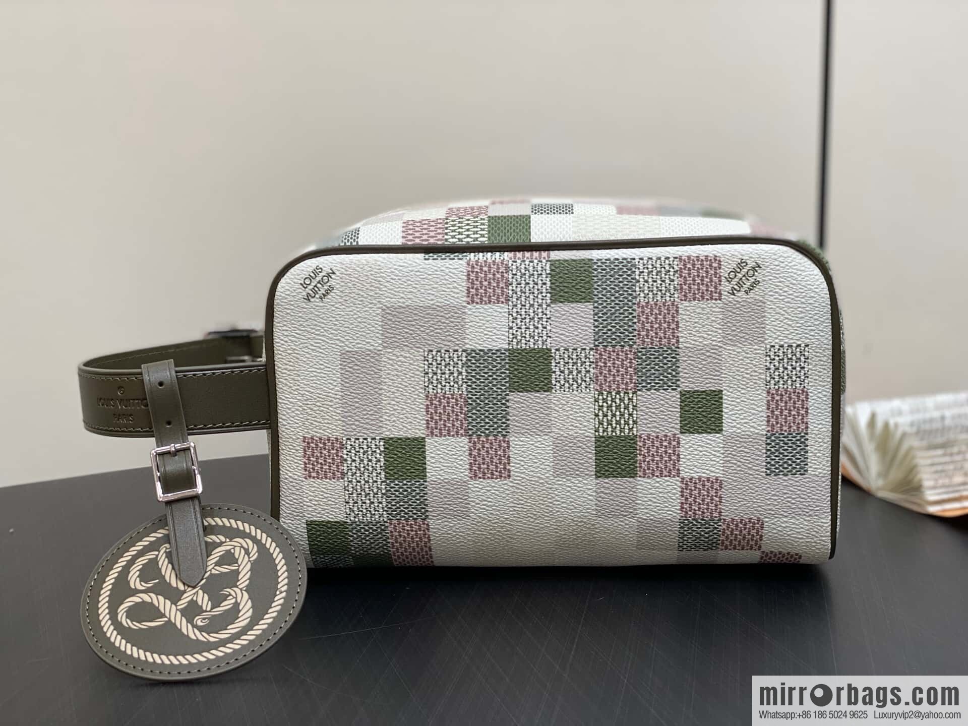 [Boutique‑grade] M00112 cosmetic bag, toilet bag, special model for the Year of the Snake, this Locker Dopp Kit toilet bag.