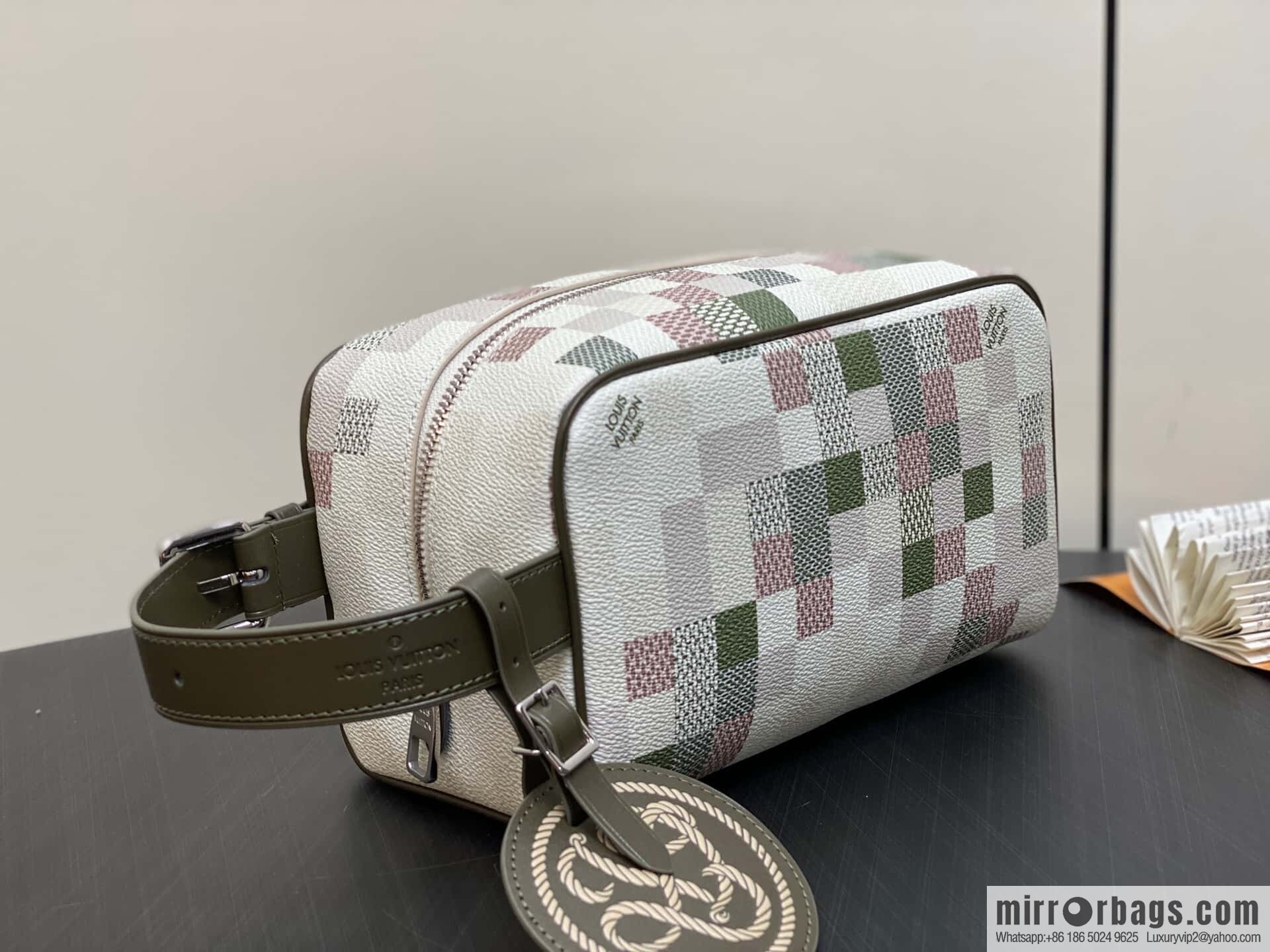 [Boutique‑grade] M00112 cosmetic bag, toilet bag, special model for the Year of the Snake, this Locker Dopp Kit toilet bag.