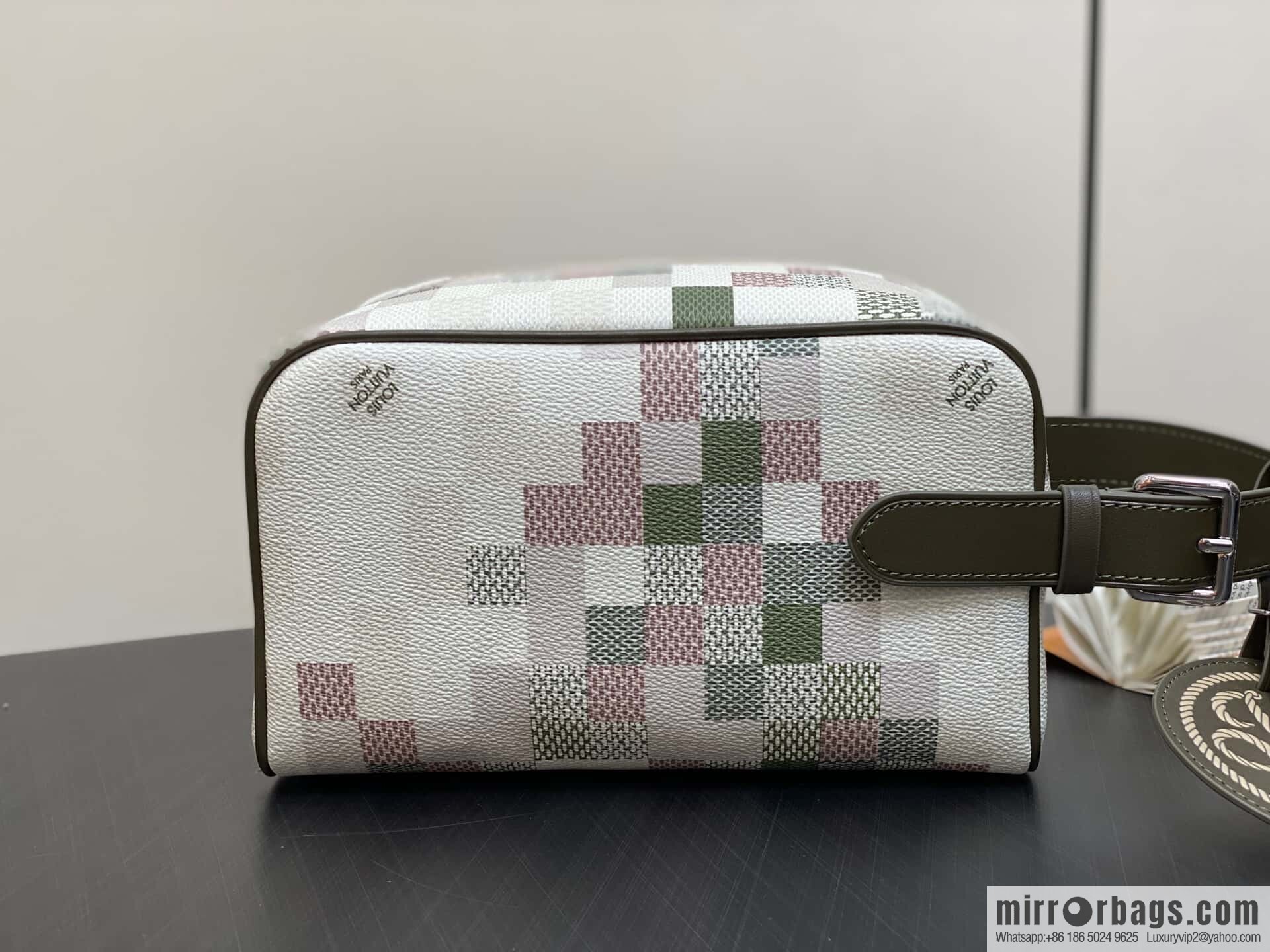 [Boutique‑grade] M00112 cosmetic bag, toilet bag, special model for the Year of the Snake, this Locker Dopp Kit toilet bag.