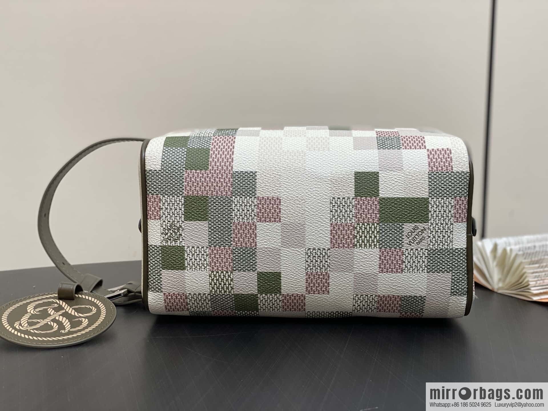 [Boutique‑grade] M00112 cosmetic bag, toilet bag, special model for the Year of the Snake, this Locker Dopp Kit toilet bag.