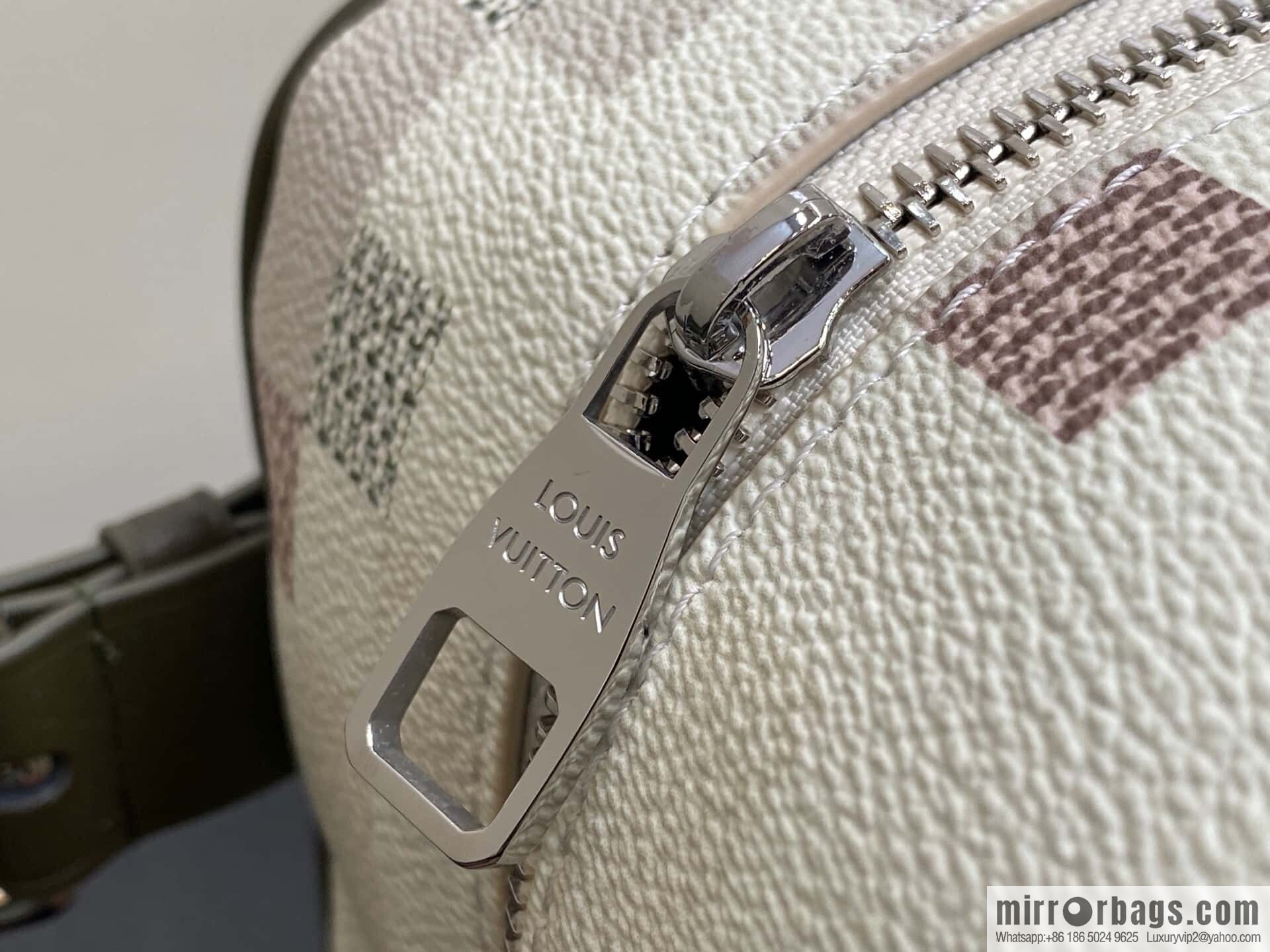 [Boutique‑grade] M00112 cosmetic bag, toilet bag, special model for the Year of the Snake, this Locker Dopp Kit toilet bag.