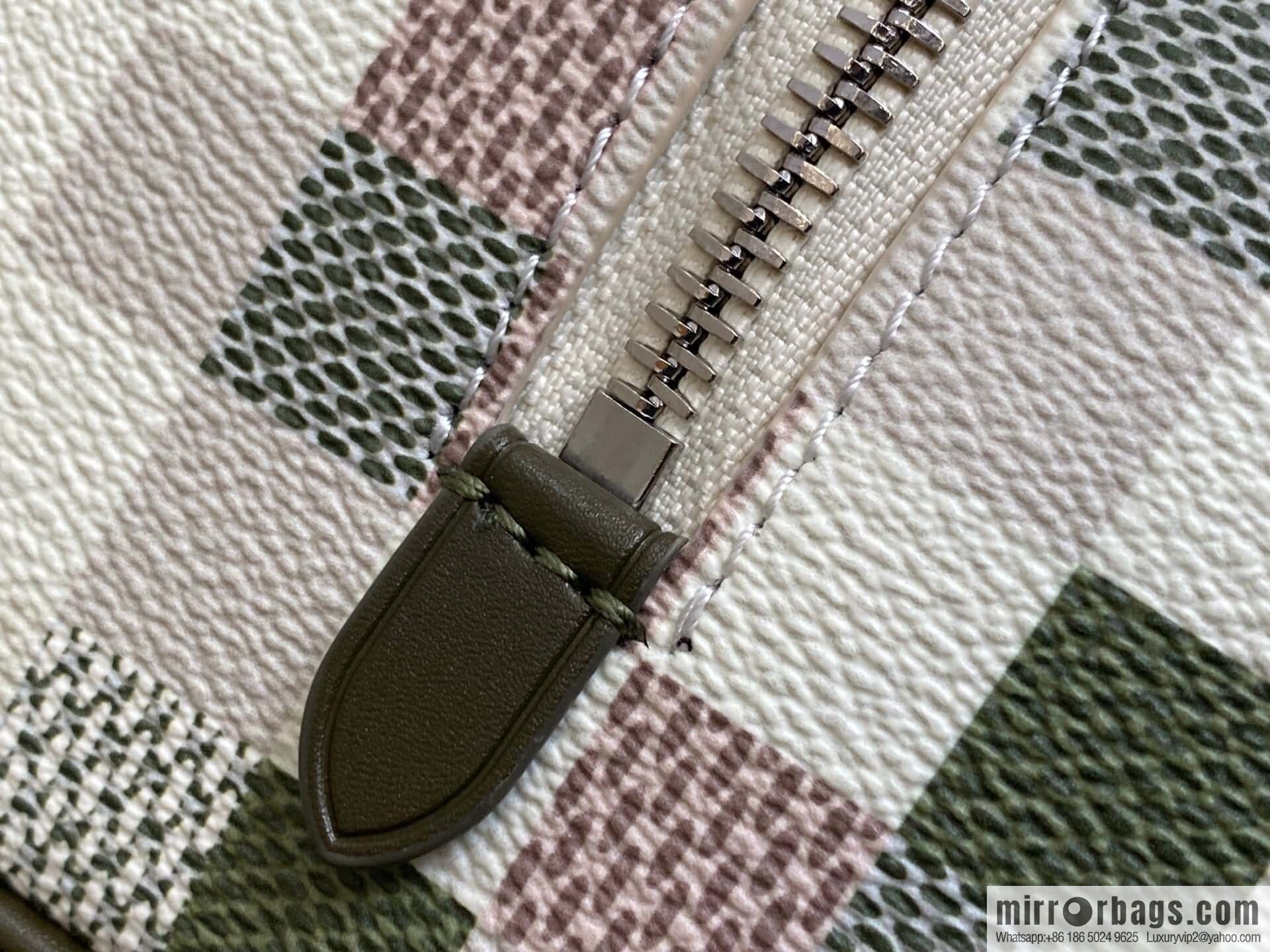 [Boutique‑grade] M00112 cosmetic bag, toilet bag, special model for the Year of the Snake, this Locker Dopp Kit toilet bag.
