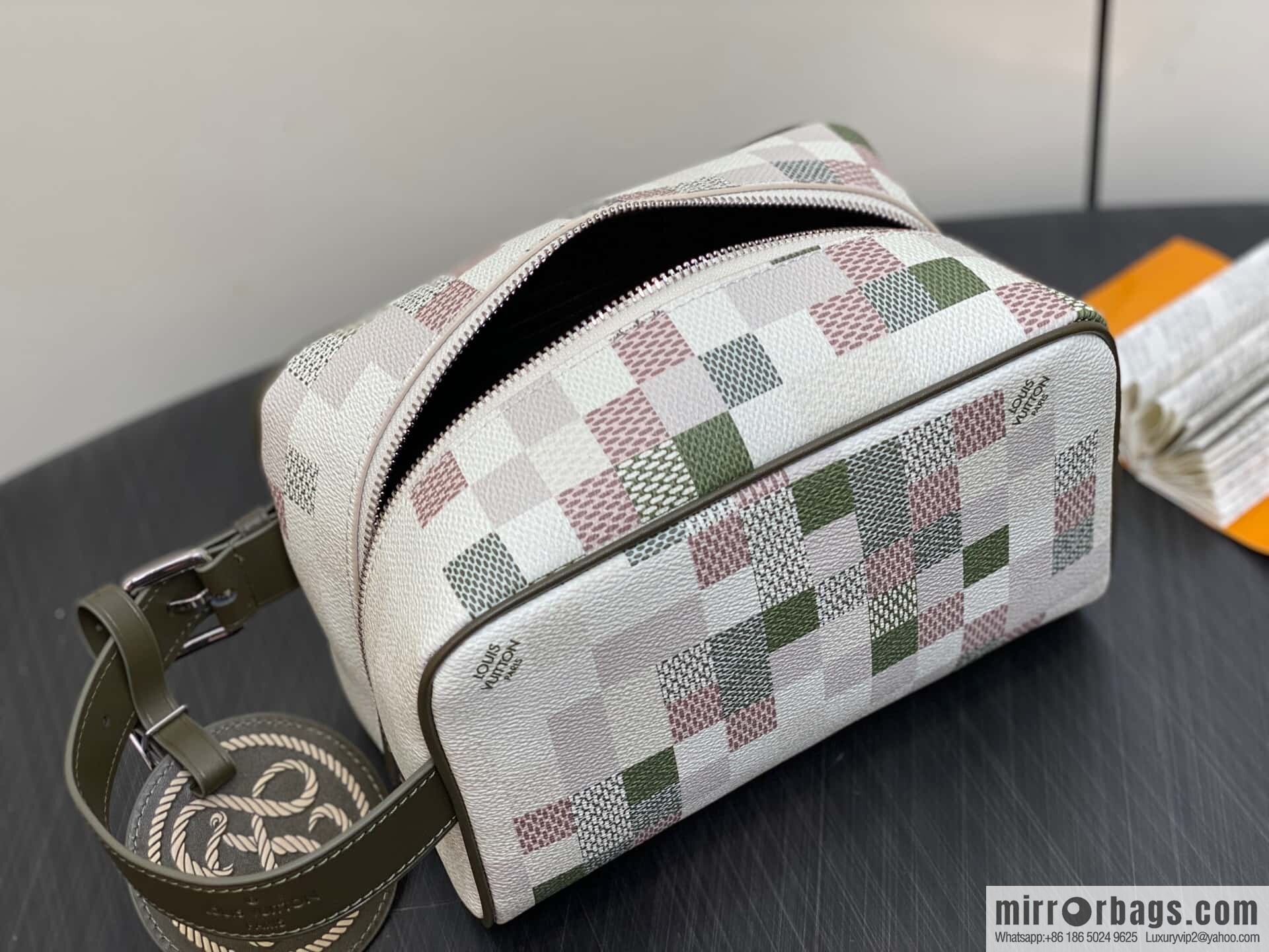 [Boutique‑grade] M00112 cosmetic bag, toilet bag, special model for the Year of the Snake, this Locker Dopp Kit toilet bag.