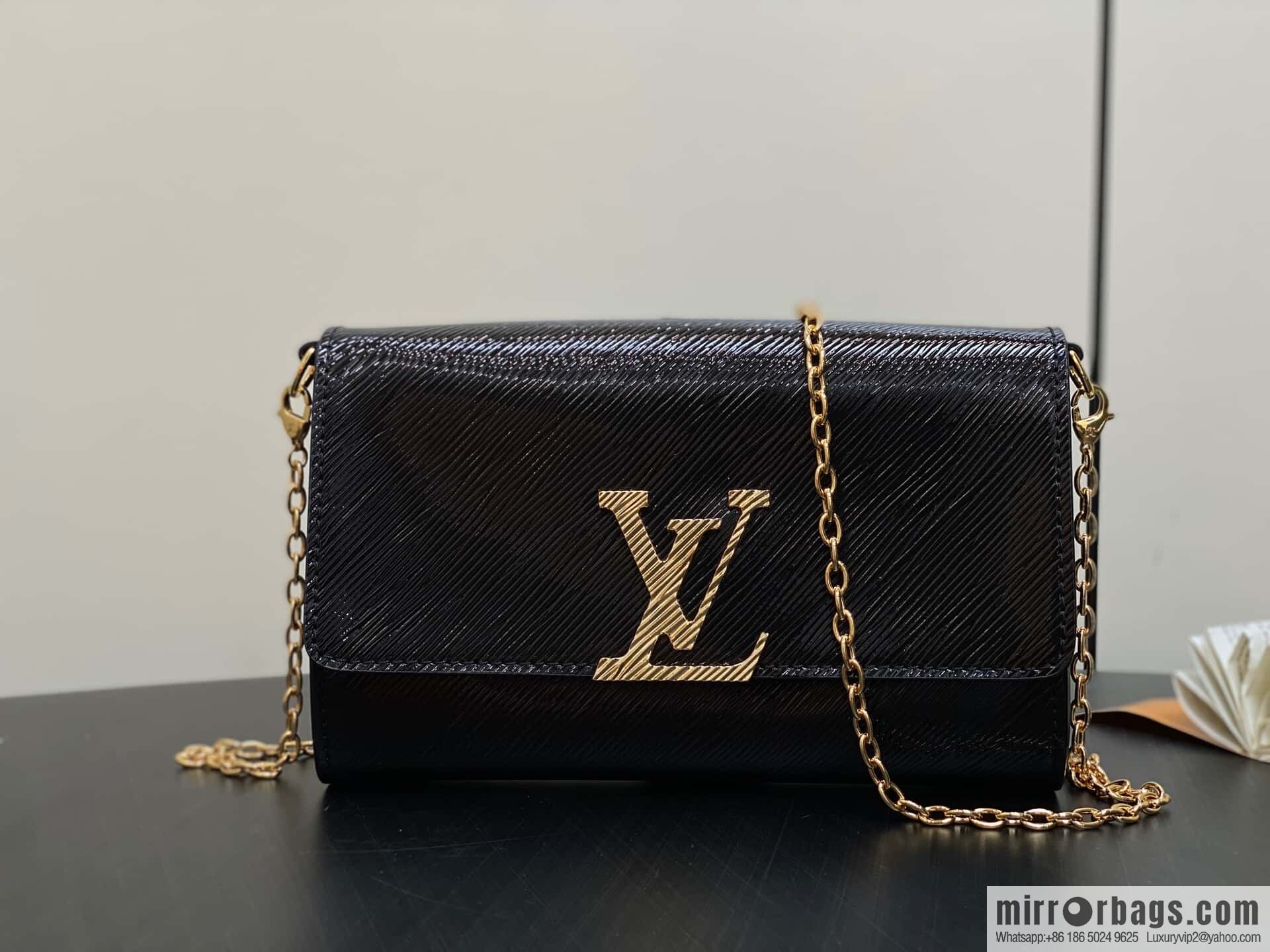 [Boutique‑grade] M23756 black water ripple, chain bag sbwPochette Louise chain bag (mirror patent leather)
