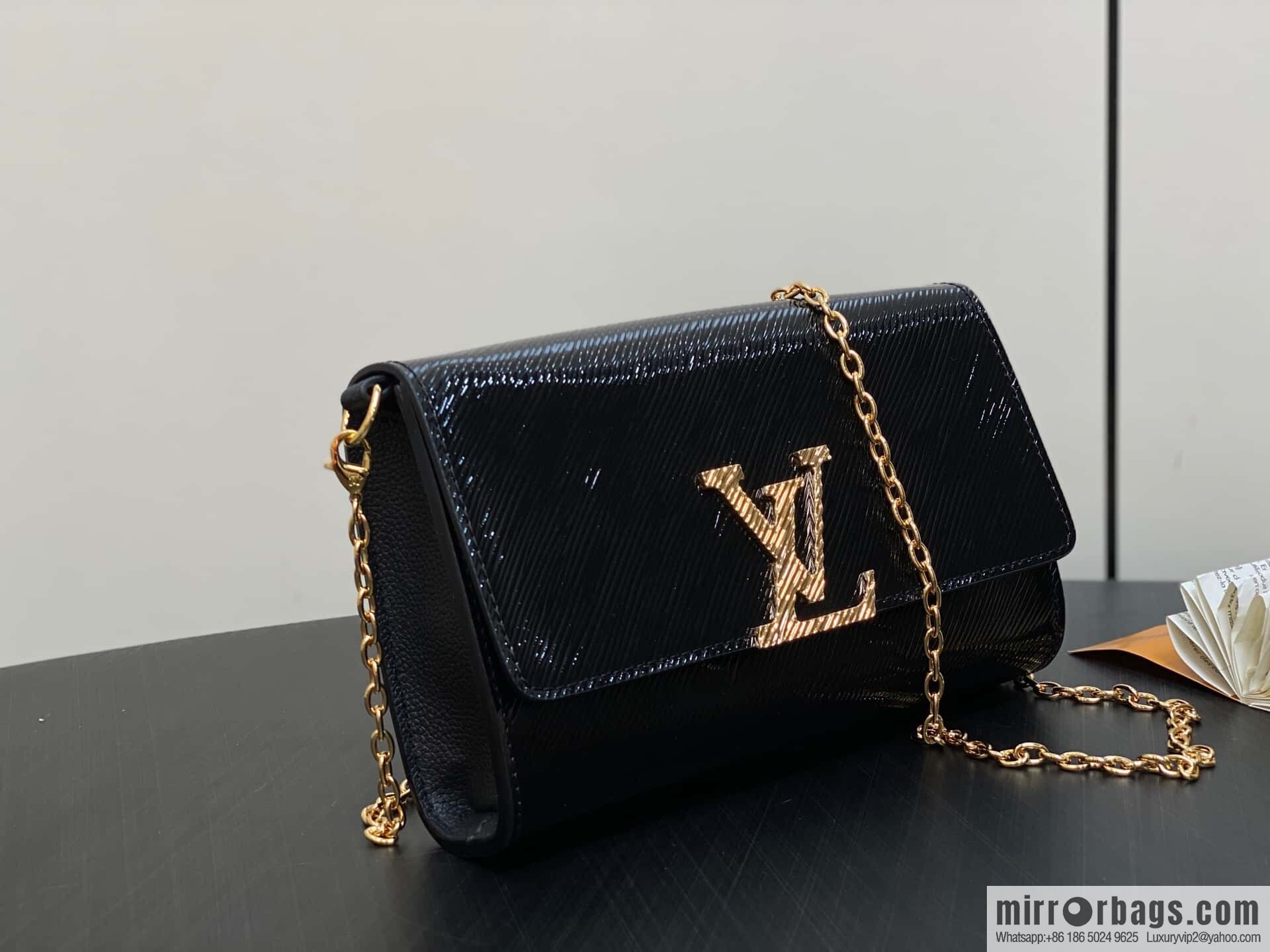 [Boutique‑grade] M23756 black water ripple, chain bag sbwPochette Louise chain bag (mirror patent leather)