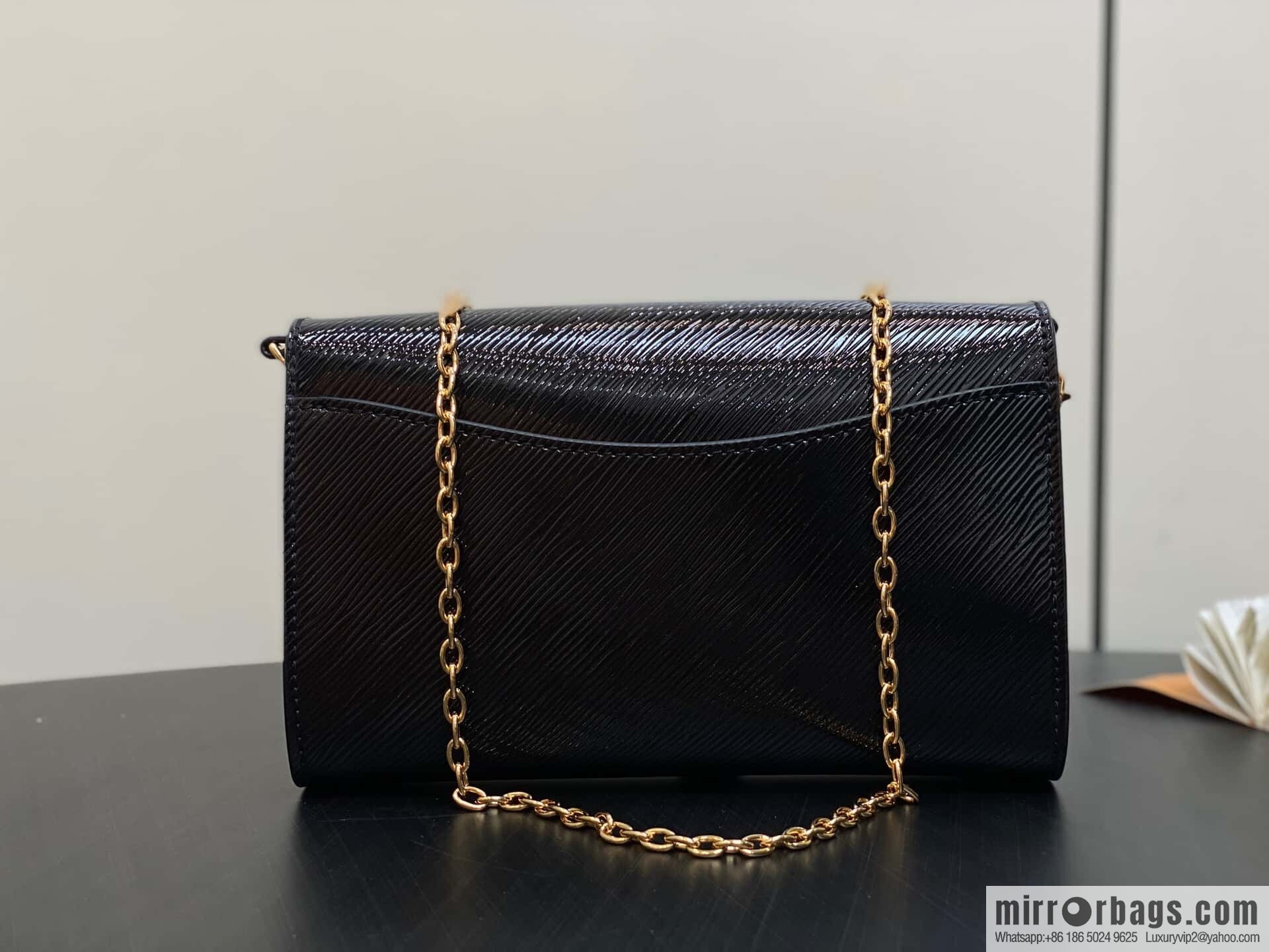 [Boutique‑grade] M23756 black water ripple, chain bag sbwPochette Louise chain bag (mirror patent leather)