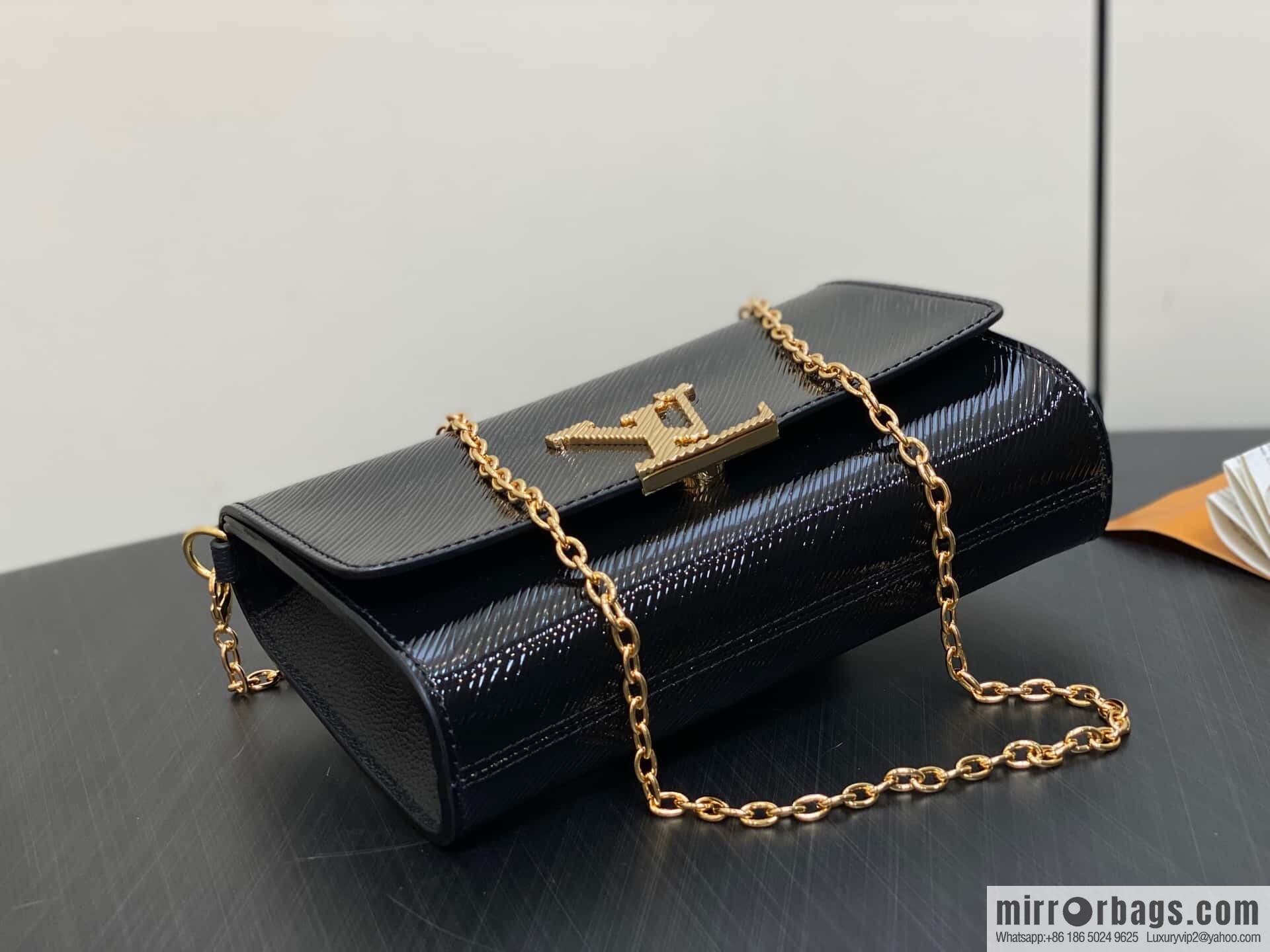 [Boutique‑grade] M23756 black water ripple, chain bag sbwPochette Louise chain bag (mirror patent leather)