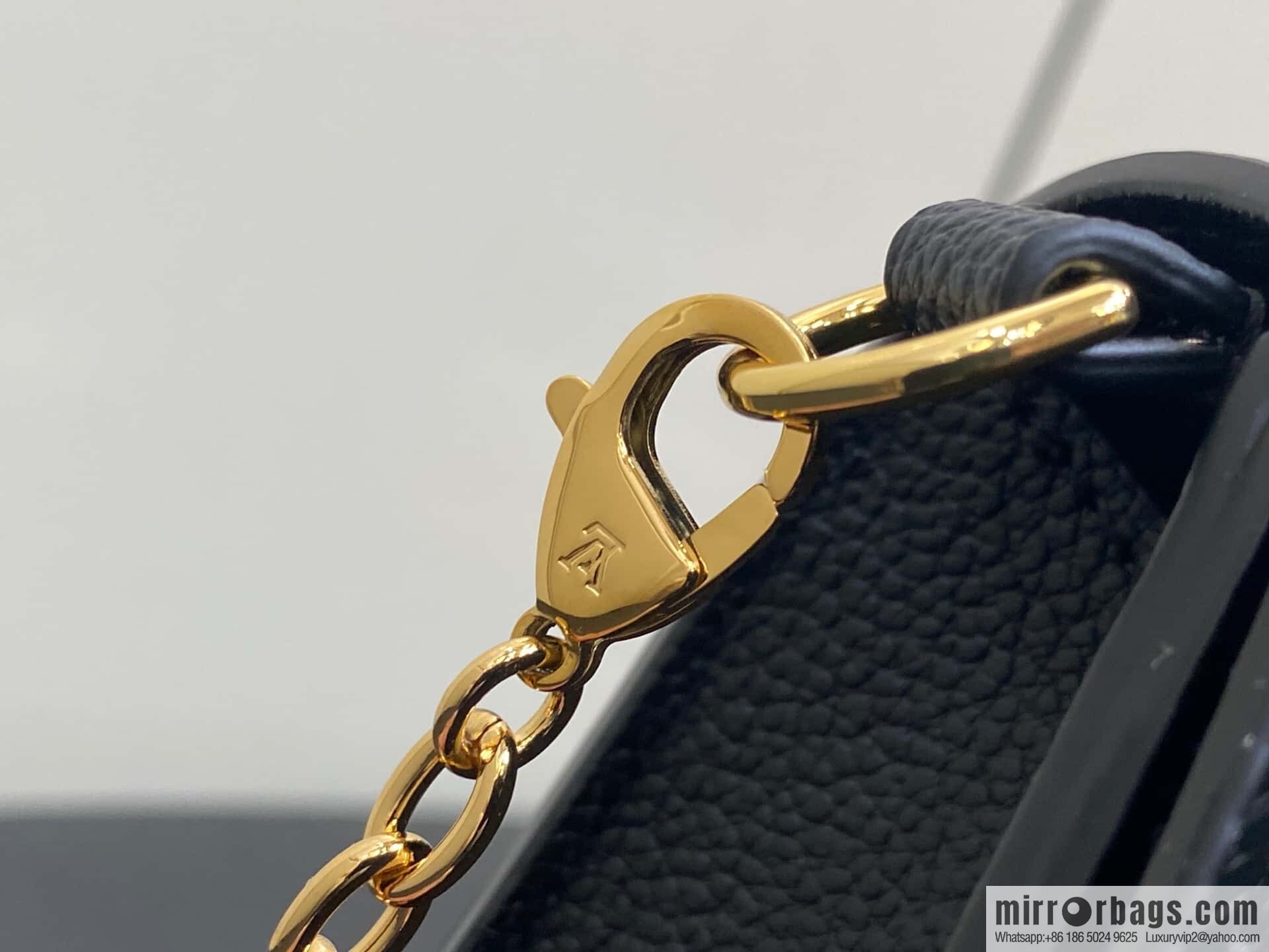 [Boutique‑grade] M23756 black water ripple, chain bag sbwPochette Louise chain bag (mirror patent leather)