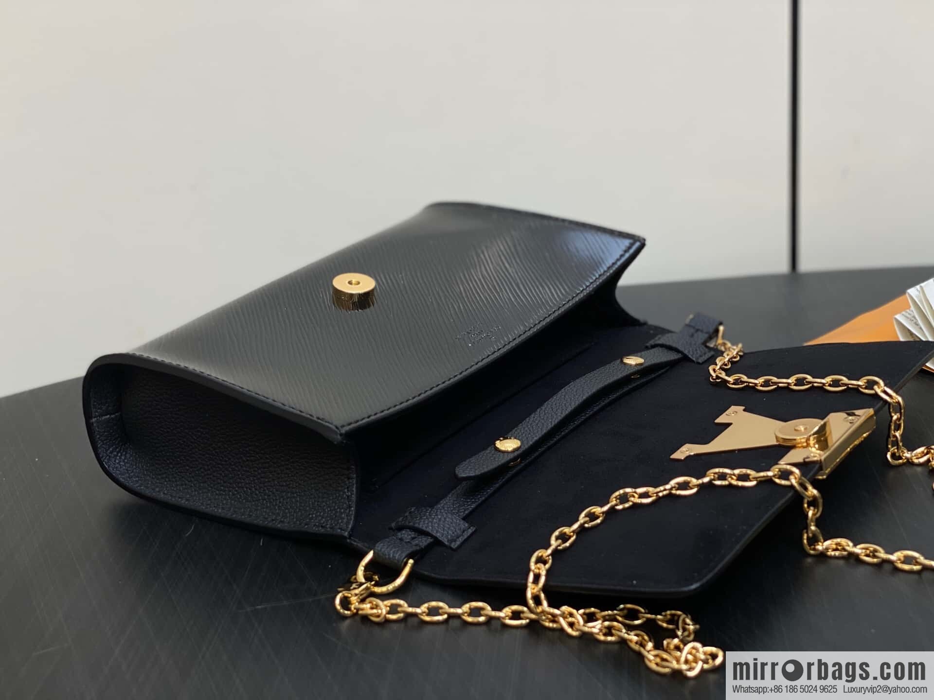 [Boutique‑grade] M23756 black water ripple, chain bag sbwPochette Louise chain bag (mirror patent leather)