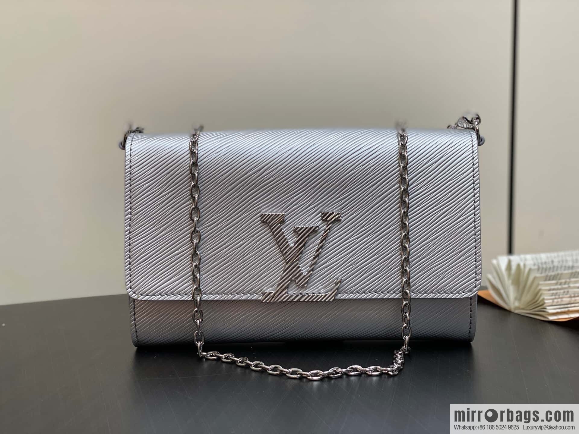 [Boutique‑grade] M23756 silver water ripple, chain bag sbwPochette Louise chain bag (mirror patent leather)