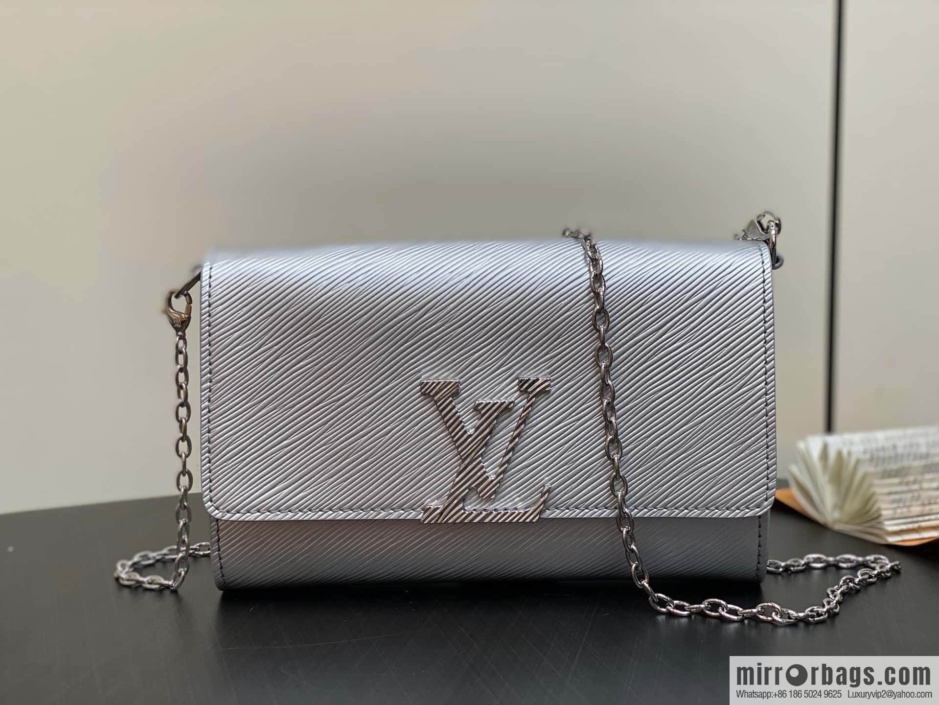 [Boutique‑grade] M23756 silver water ripple, chain bag sbwPochette Louise chain bag (mirror patent leather)