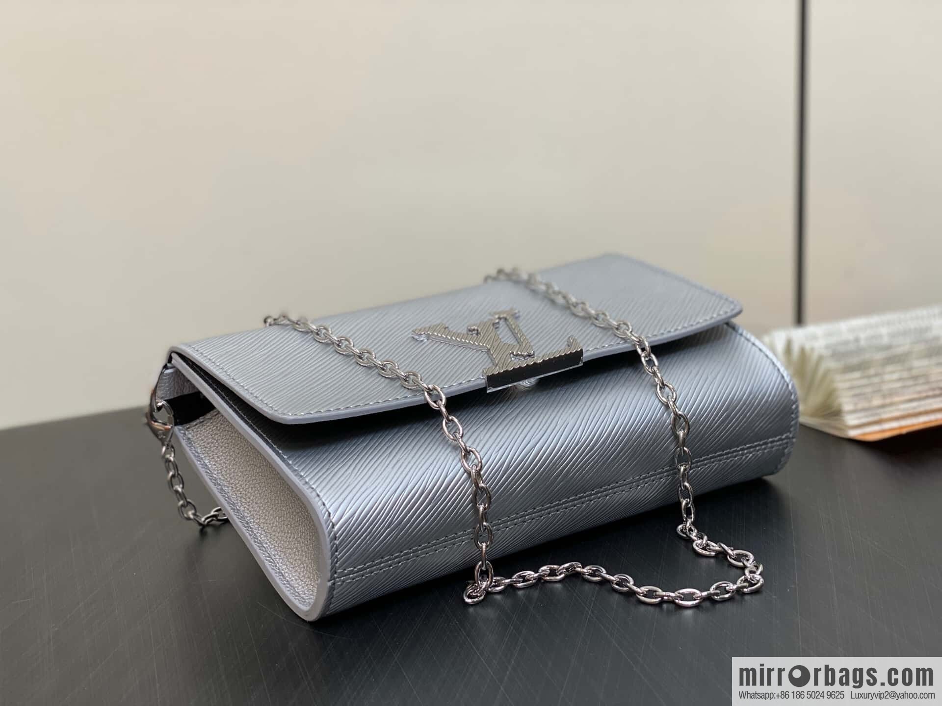 [Boutique‑grade] M23756 silver water ripple, chain bag sbwPochette Louise chain bag (mirror patent leather)
